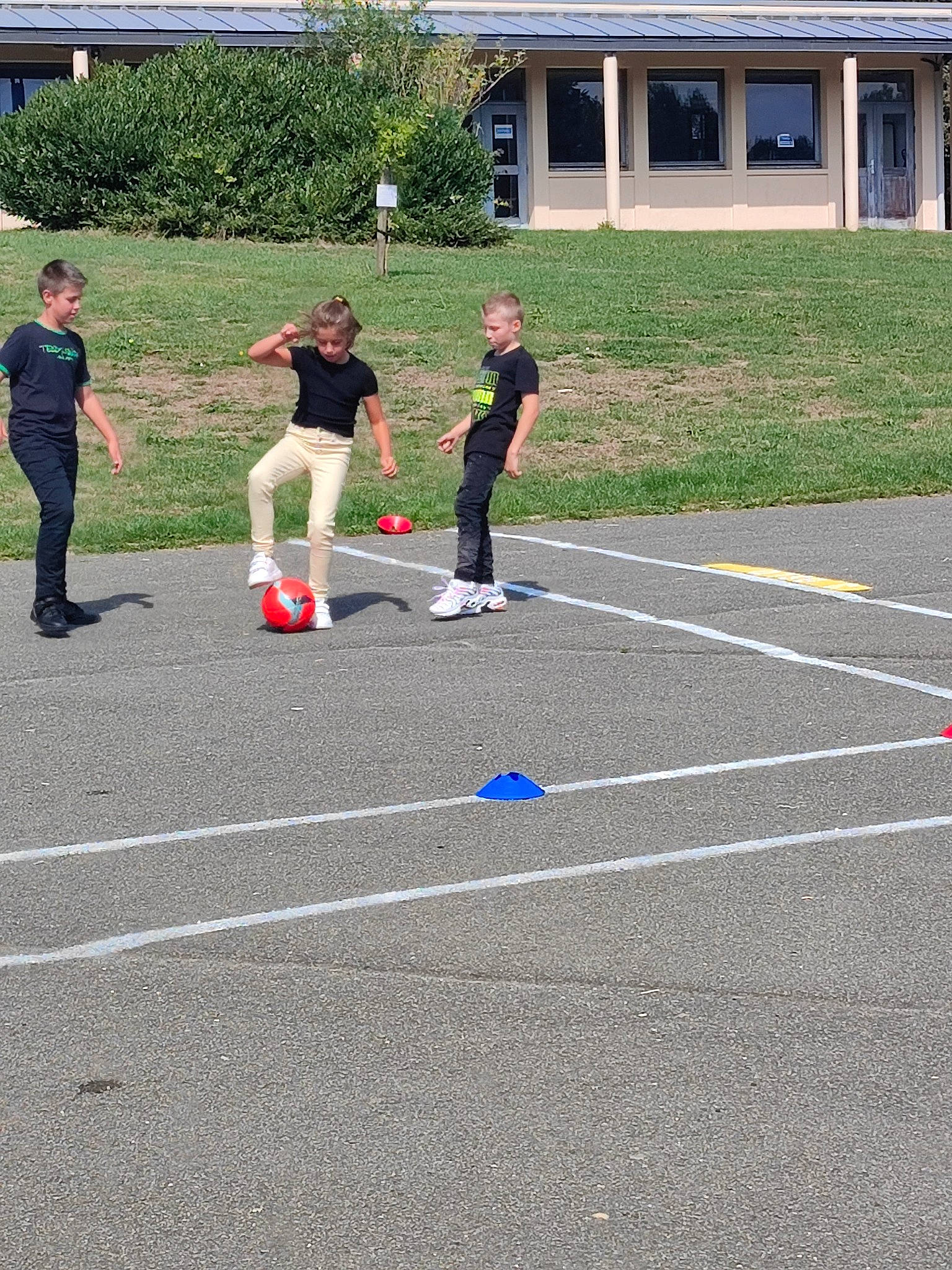 Inaya participe au concours pour gagner de l'argent avec cette photo : asphalt, ball, ball_game, competition_event, football, grass, lawn, leisure, person, plant, player, recreation, road_surface, shorts, soccer_ball, sports, sports_equipment, sportswear, tar, team_sport