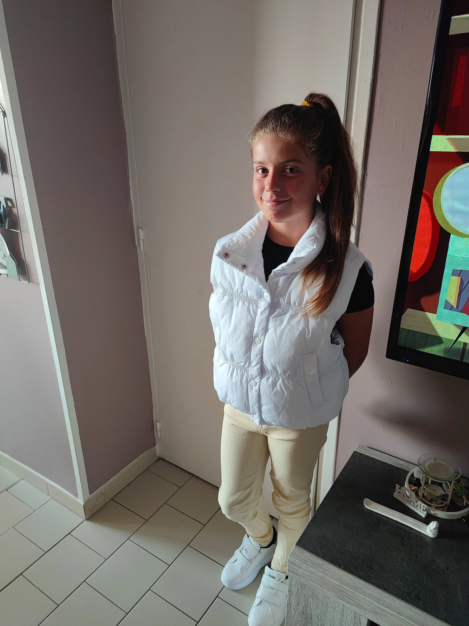 Inaya participe au concours pour gagner de l'argent avec cette photo : abdomen, bag, comfort, fashion_design, fashion_model, flash_photography, flooring, fur, human_leg, joy, knee, leggings, luggage_and_bags, person, photo_shoot, room, sitting, sleeve, sportswear, thigh