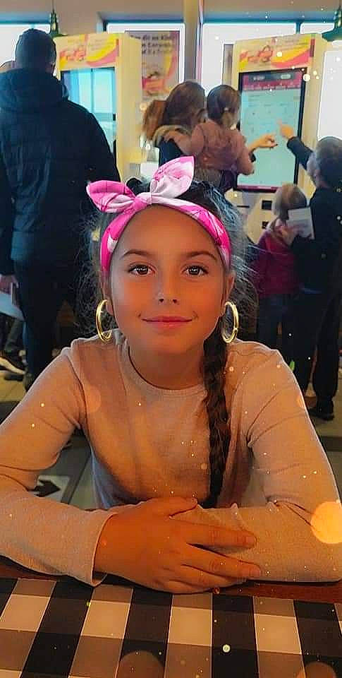 Inaya a rejoint le concours — aidez-le/la à gagner de superbes lots ! abdomen, chair, chest, child, event, eyelash, eyewear, fashion_accessory, fun, happy, headwear, jewellery, joy, leisure, long_hair, magenta, necklace, people, person, smile