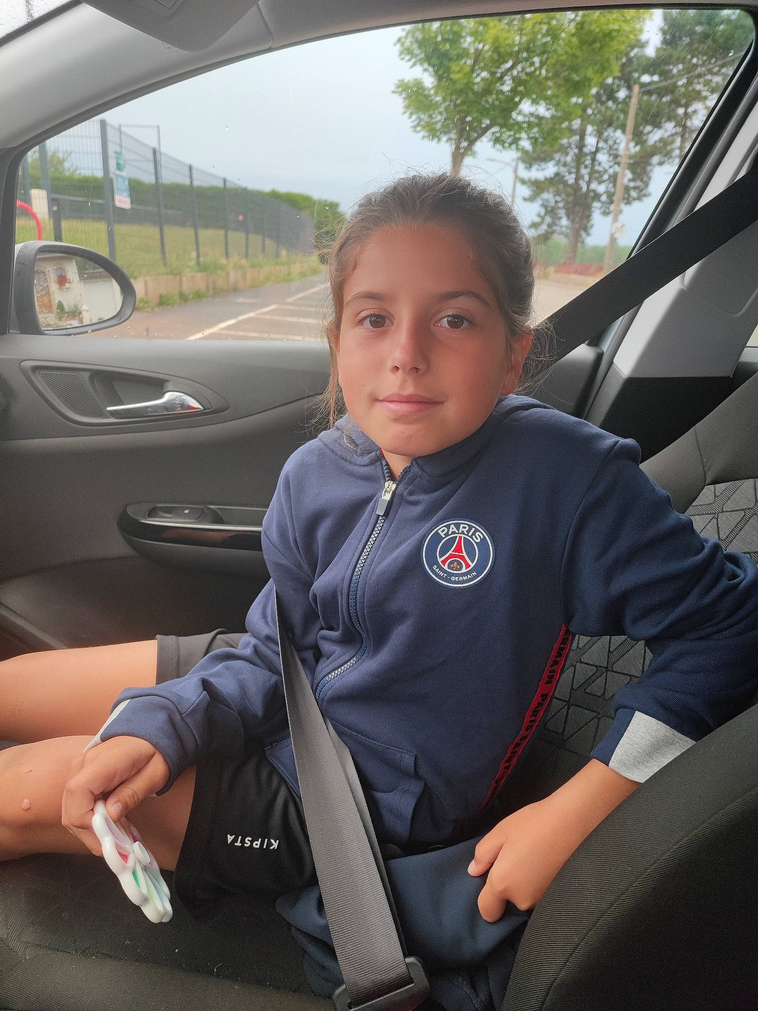 Inaya a rejoint le concours — aidez-le/la à gagner de superbes lots ! auto_part, automotive_design, automotive_exterior, automotive_mirror, car, car_seat, car_seat_cover, comfort, head_restraint, mode_of_transport, motor_vehicle, person, personal_luxury_car, sky, steering_part, steering_wheel, toddler, tree, vehicle, vehicle_door