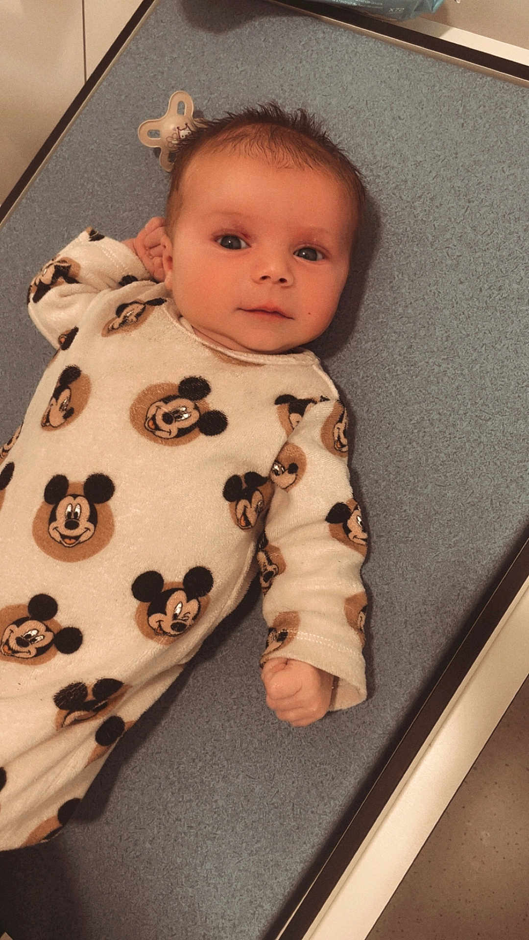 Daiana a rejoint le concours — aidez-le/la à gagner de superbes lots ! baby, infant, mickey_mouse, onesie, clothing, cute, smile, face, person, lying_down, indoor, baby_garment, child, portrait, newborn, cute_outfit, soft_texture, baby_fashion, baby_boy, baby_girl