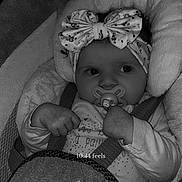 Daiana a rejoint le concours — aidez-le/la à gagner de superbes lots ! baby, black_and_white, bow, car_seat, child, closeup, clothing, cushion, cute, elephant, expression, face, hands, headband, indoors, infant, pacifier, portrait, seatbelt, soft_toy