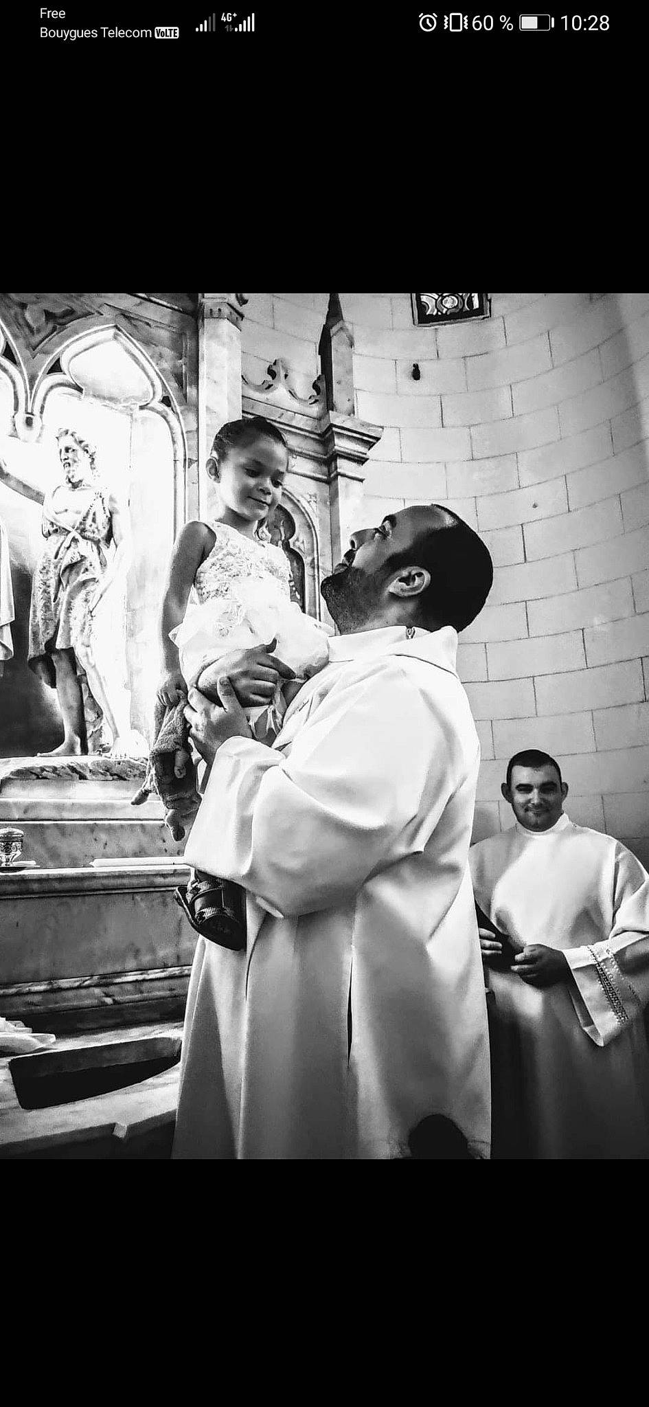 Louane participe au concours pour gagner de l'argent avec cette photo : black_and_white, event, gesture, happy, hat, headgear, human, joy, monochrome, monochrome_photography, person, religious_institute, ritual, standing, stock_photography, street, street_fashion, style, sun_hat, tradition