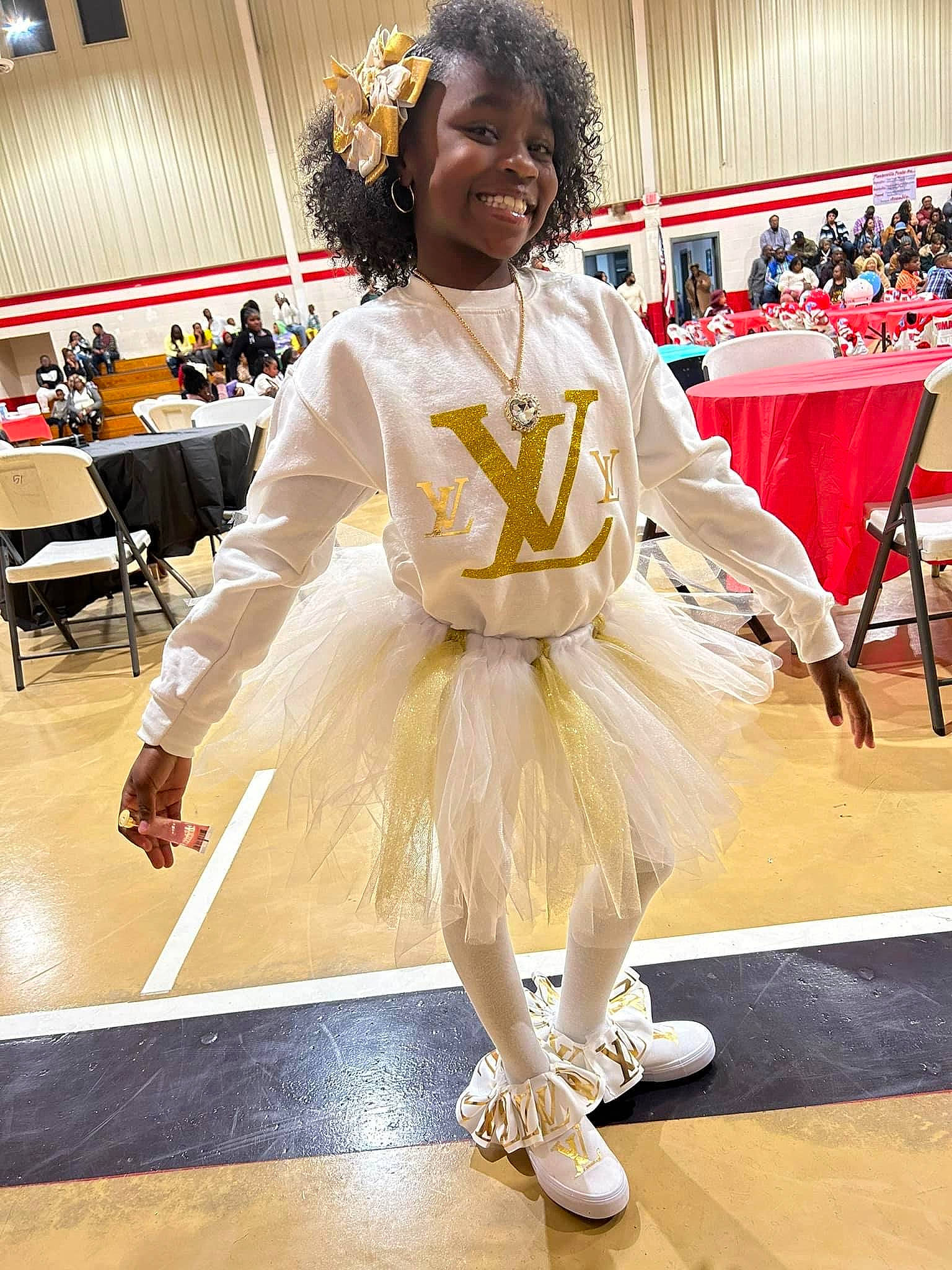 Prisparite is registered to the contest to win money with this photo: chair, choreography, competition, costume, costume_design, dance, entertainment, event, fashion_design, flooring, fun, fur, hairstyle, happy, joy, performing_arts, person, public_event, smile, table