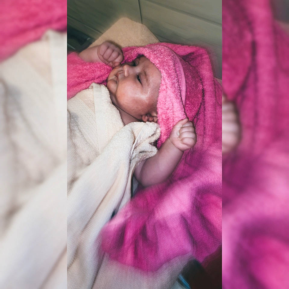 Shelsy a rejoint le concours — aidez-le/la à gagner de superbes lots ! arm, baby, baby_sleeping, baby_toddler_clothing, bedding, bedtime, cheek, comfort, face, glasses, happy, headwear, human_body, linens, magenta, nap, person, pink, purple, thumb