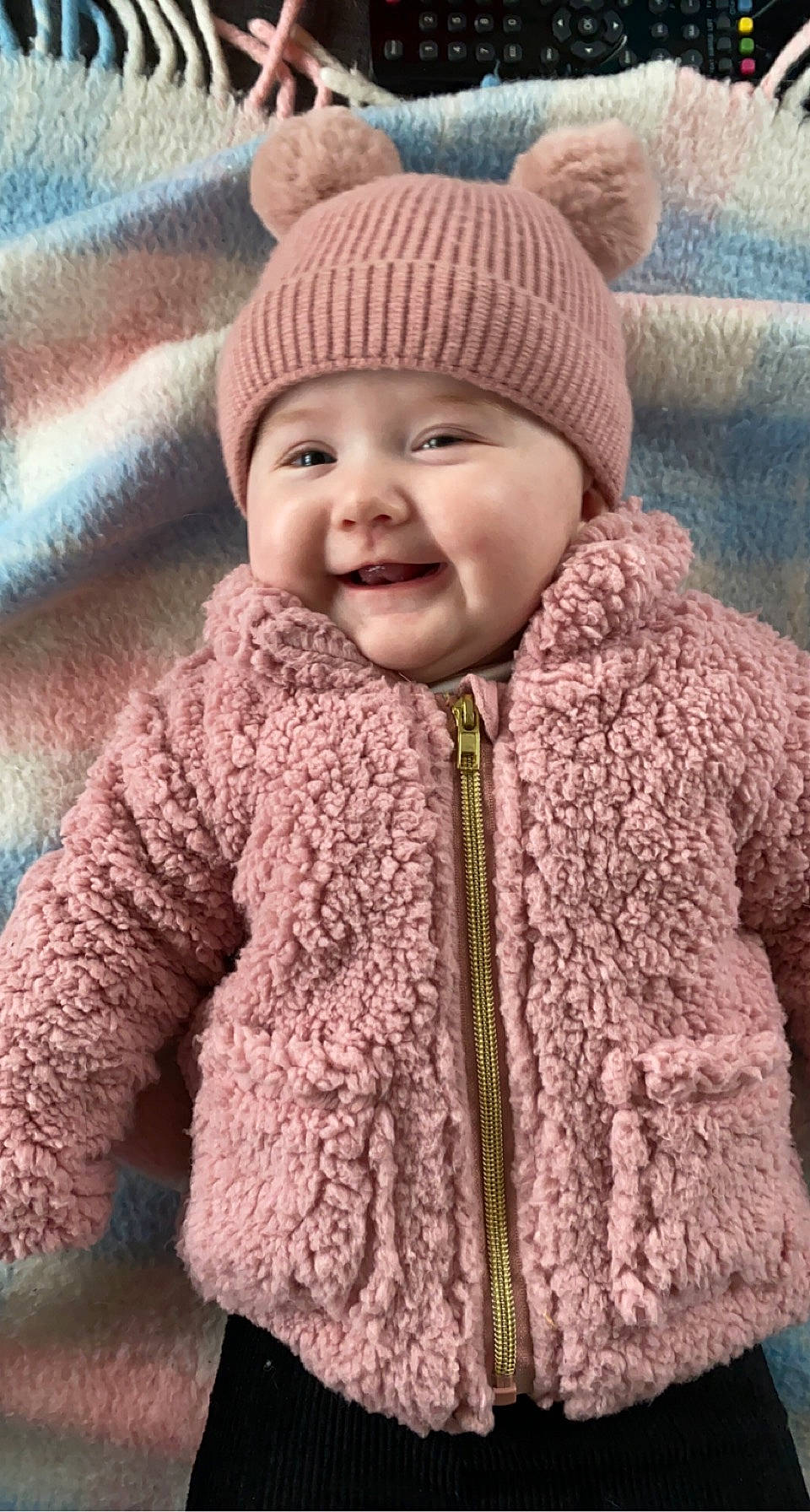 Shelsy a rejoint le concours — aidez-le/la à gagner de superbes lots ! baby, baby_toddler_clothing, blue, cap, cheek, clothing, collar, eye, face, facial_expression, happy, headgear, headwear, joy, organ, outerwear, person, pink, product, skin