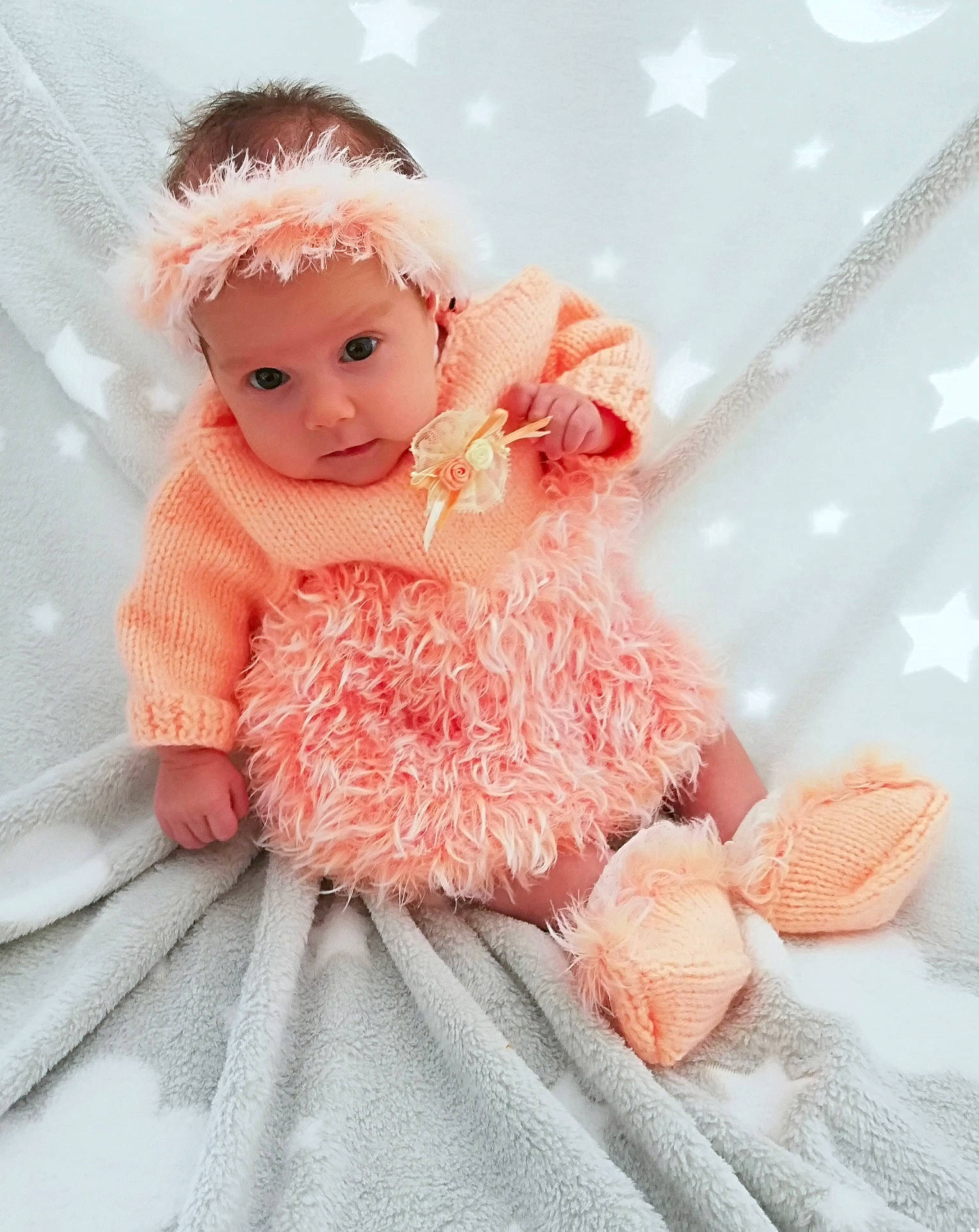 Lizéa a rejoint le concours — aidez-le/la à gagner de superbes lots ! baby_toddler_clothing, bridal_accessory, child, collectable, doll, dress, embellishment, eyelash, fashion_accessory, finger, hand, happy, headpiece, headwear, jewellery, peach, person, pink, skin, sleeve