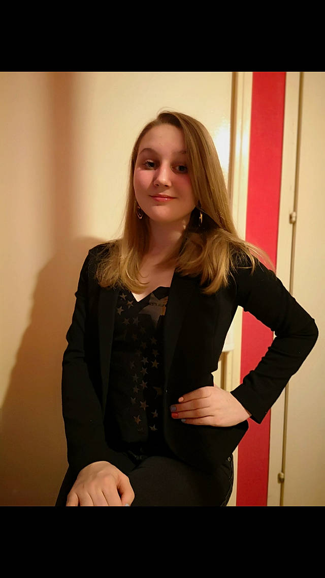 Milla participe au concours pour gagner de l'argent avec cette photo : blazer, blond, joy, lady, long_hair, neck, outerwear, person, photo_shoot, photography, portrait, shoulder, sitting, sleeve, top, trunk, waist