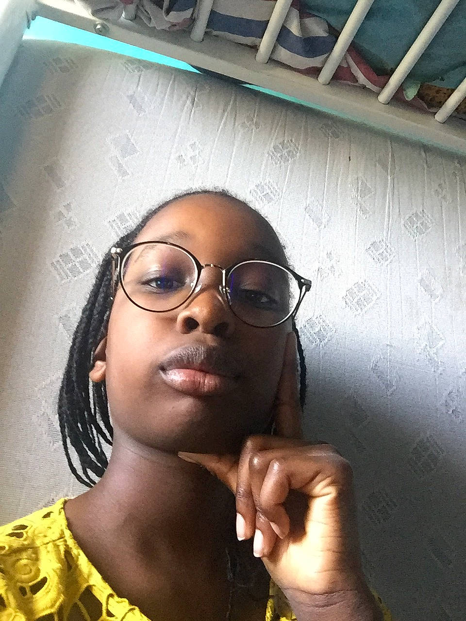 Arysse a rejoint le concours — aidez-le/la à gagner de superbes lots ! black_hair, cool, eyewear, gesture, glasses, hair, person, vision_care