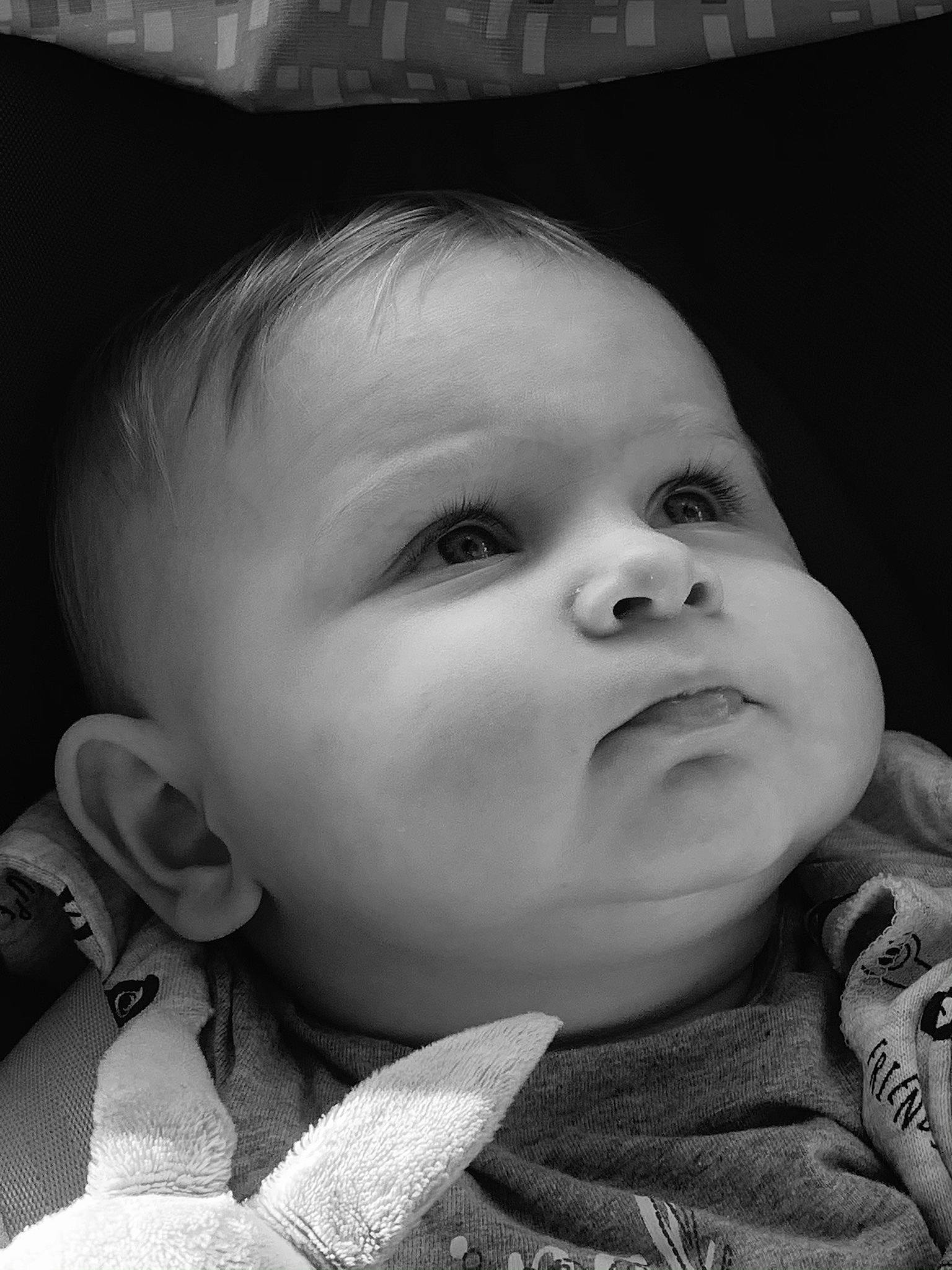 Iléan participe au concours pour gagner de l'argent avec cette photo : baby, beauty, black, black_and_white, cheek, child, chin, eye, face, facial_expression, head, lip, monochrome, nose, people, person, photograph, skin, snapshot, toddler