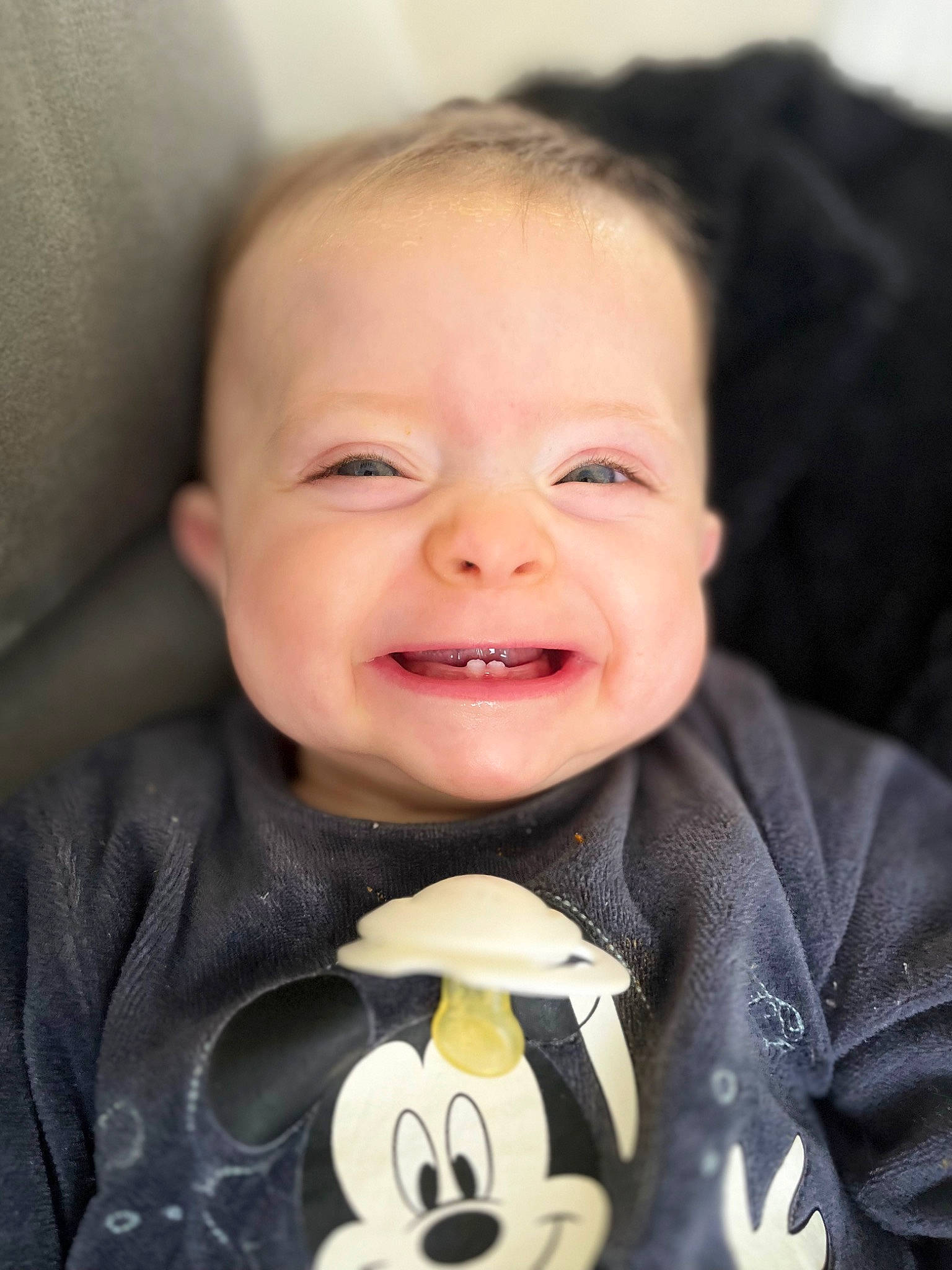 Juliana a rejoint le concours — aidez-le/la à gagner de superbes lots ! baby, baby_products, baby_toddler_clothing, cheek, child, close_up, collar, comfort, eye, happy, iris, joy, laugh, outerwear, person, portrait_photography, sitting, skin, sleeve, smile