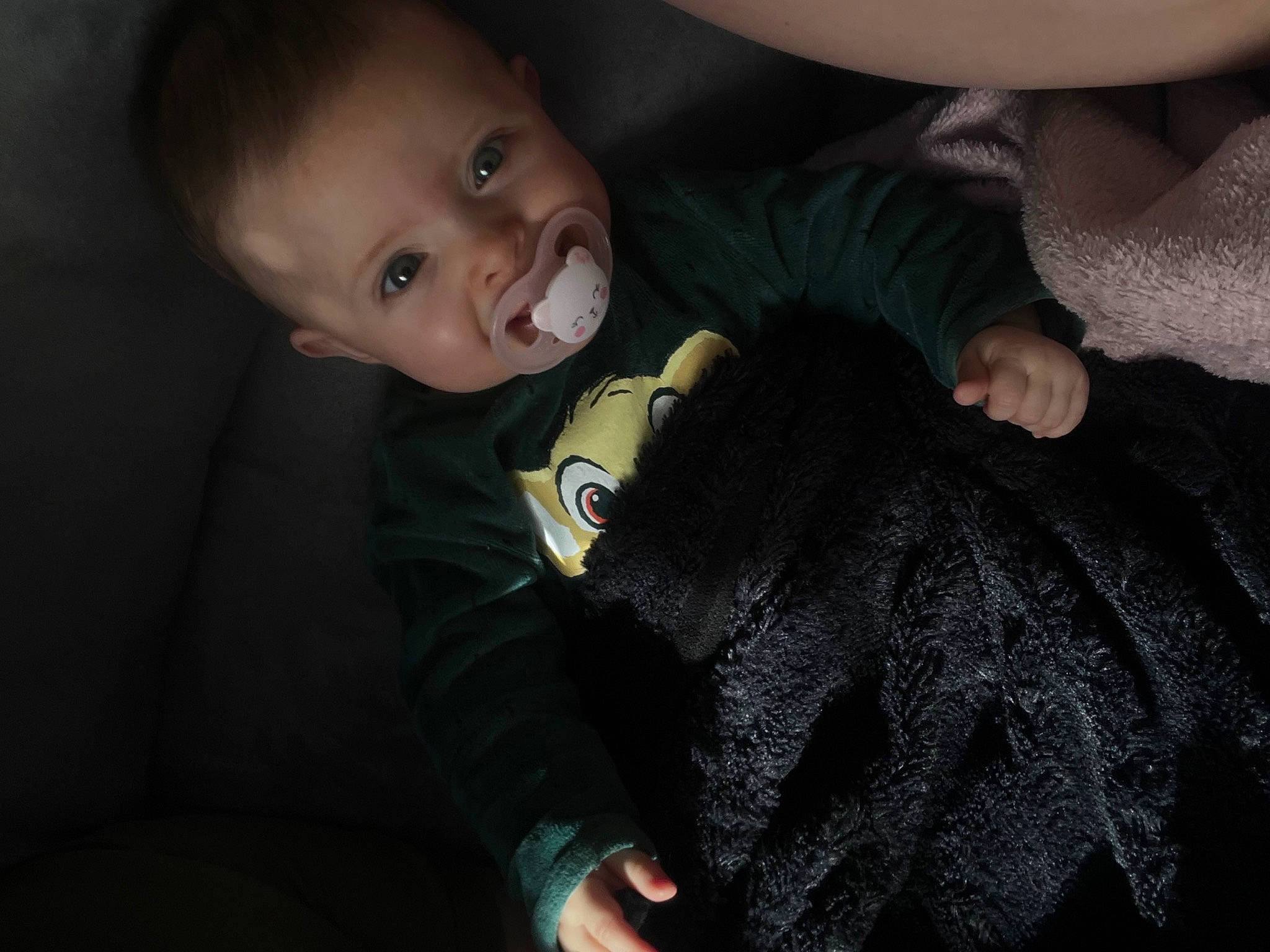 Juliana a rejoint le concours — aidez-le/la à gagner de superbes lots ! baby, baby_toddler_clothing, cheek, child, comfort, darkness, eye, face, finger, flash_photography, formal_wear, gesture, happy, head, linens, nail, person, sitting, sleeve, smile