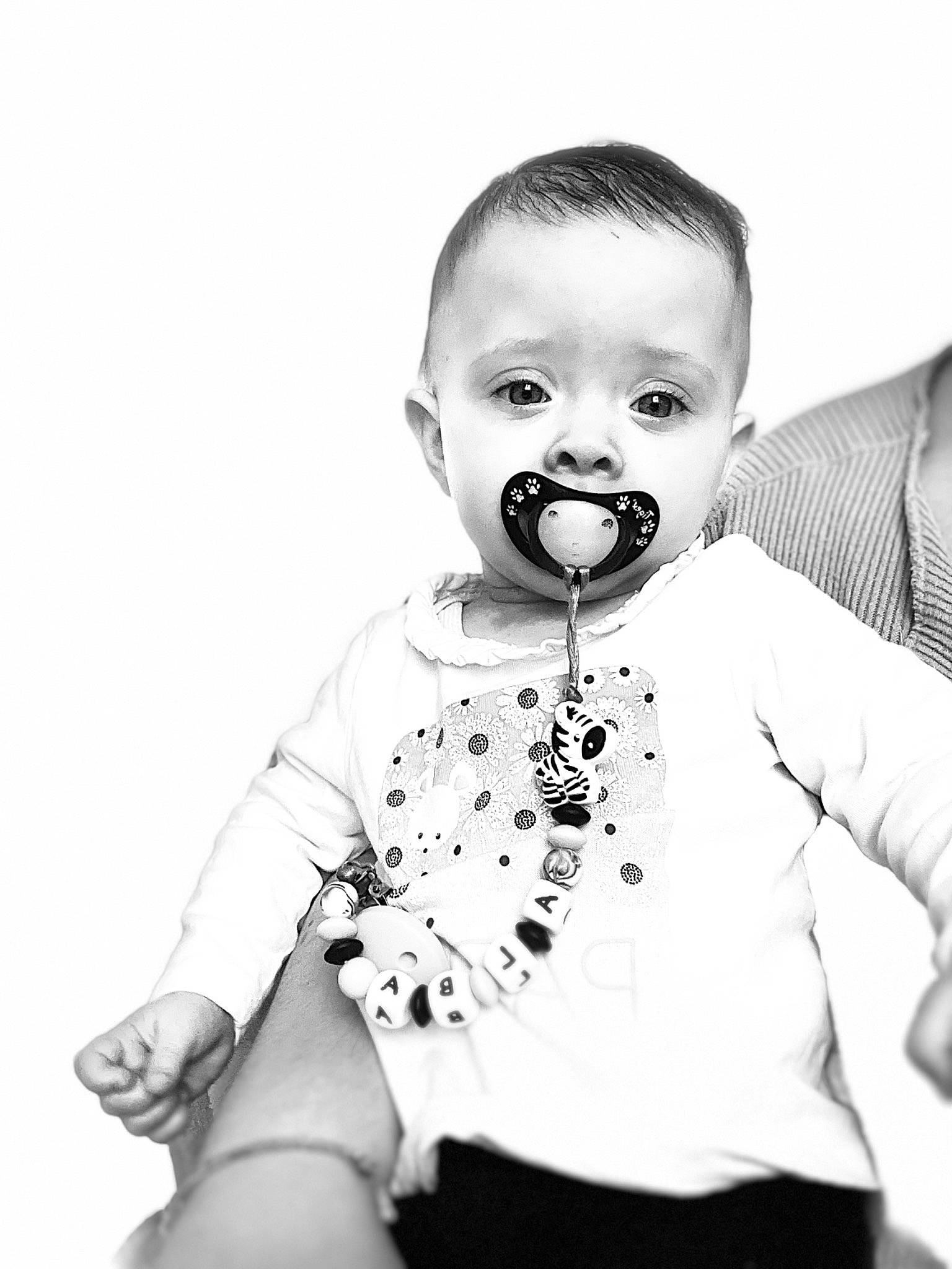 Alba participe au concours pour gagner de l'argent avec cette photo : baby, baby_toddler_clothing, black_and_white, cheek, eyelash, flash_photography, gesture, happy, human_body, jewellery, monochrome, monochrome_photography, neck, nose, person, sleeve, smile, style, t_shirt, toddler