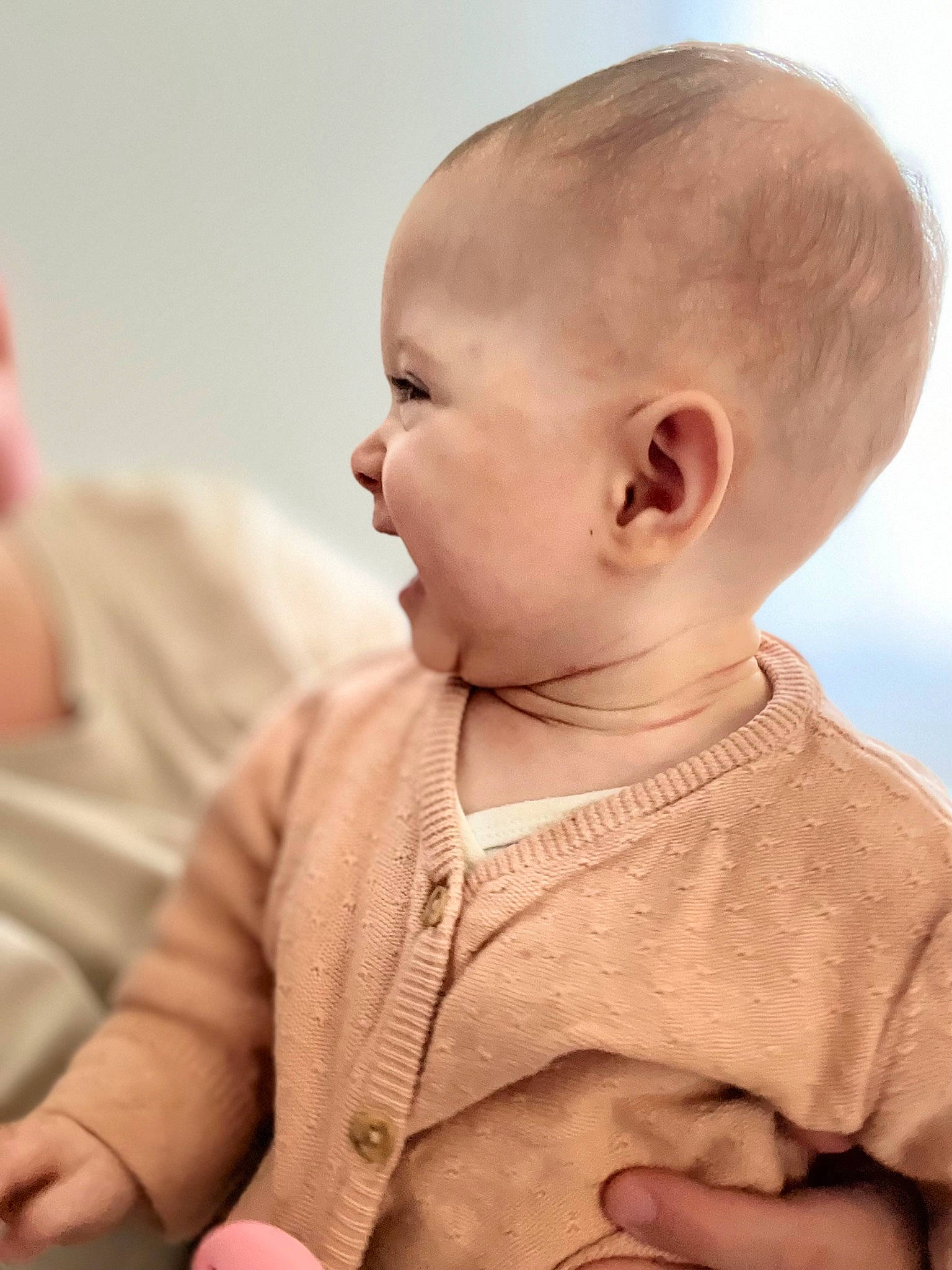 Alba a rejoint le concours — aidez-le/la à gagner de superbes lots ! baby, baby_toddler_clothing, cheek, child, collar, comfort, ear, gesture, happy, iris, lip, mouth, neck, nose, person, sitting, skin, sleeve, t_shirt, thumb