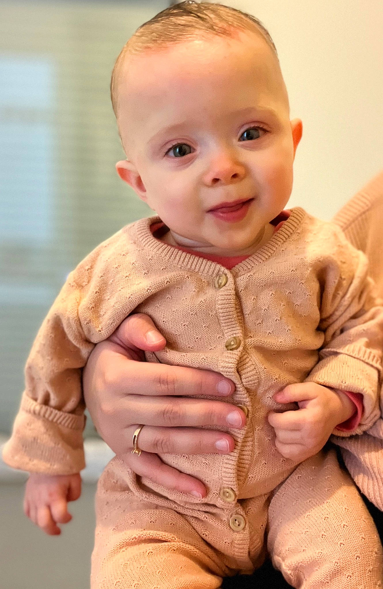 Alba a rejoint le concours — aidez-le/la à gagner de superbes lots ! baby, baby_toddler_clothing, cheek, chin, comfort, eye, face, finger, gesture, happy, head, joint, lip, nose, person, skin, sleeve, smile, stomach, thumb