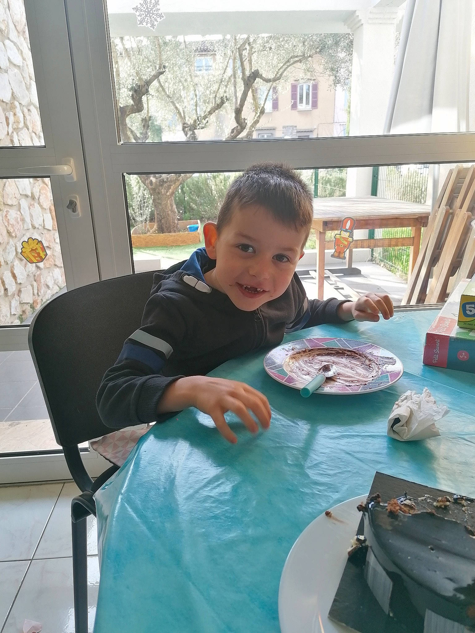 Gaetan a rejoint le concours — aidez-le/la à gagner de superbes lots ! breakfast, child, comfort_food, dish, food, leisure, meal, person, table, turquoise, vacation, water