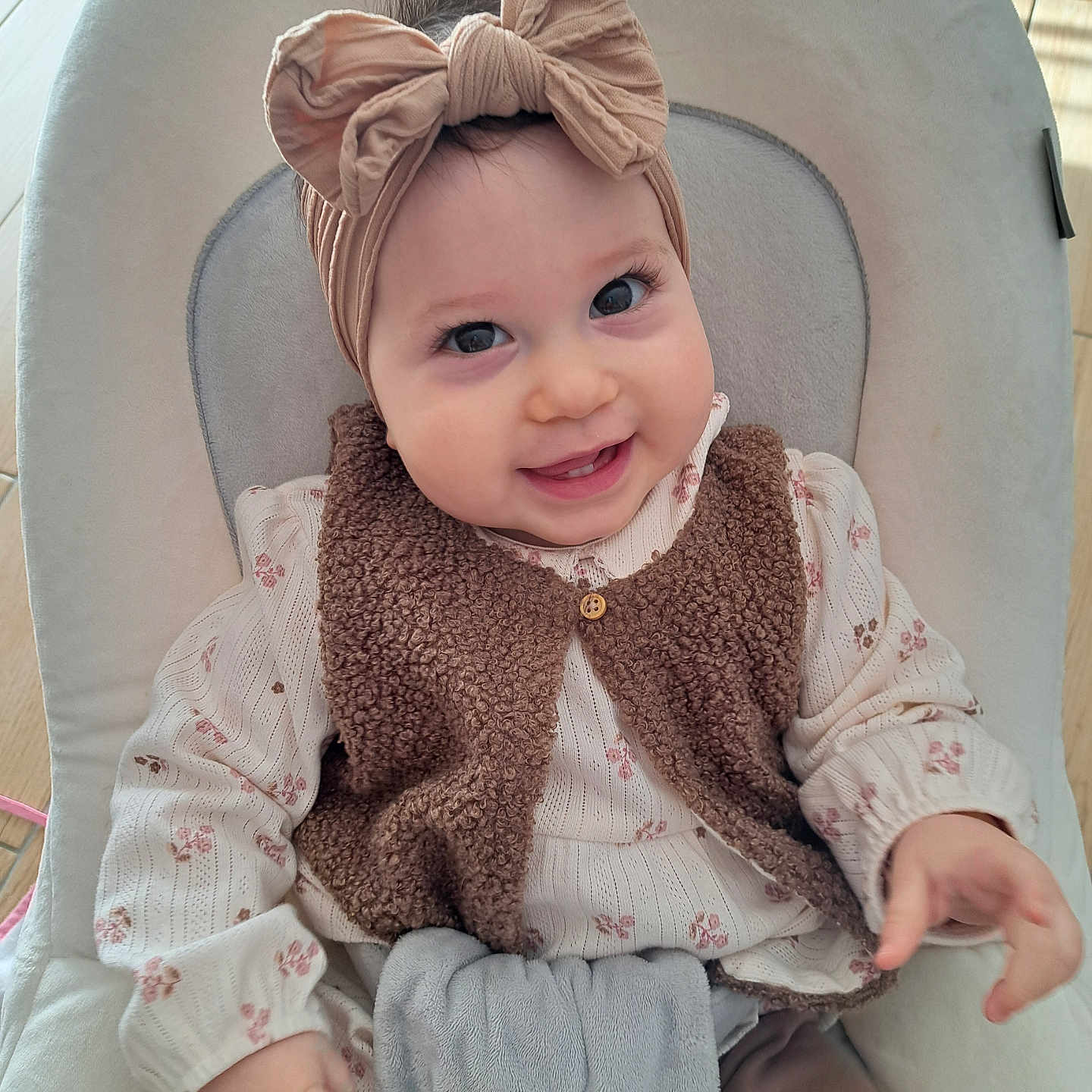 Romy participe au concours pour gagner de l'argent avec cette photo : baby, bodypart, chair, clothing, couch, cushion, face, finger, furniture, hand, happy, hat, head, homedecor, knitwear, person, photography, portrait, smile, sweater