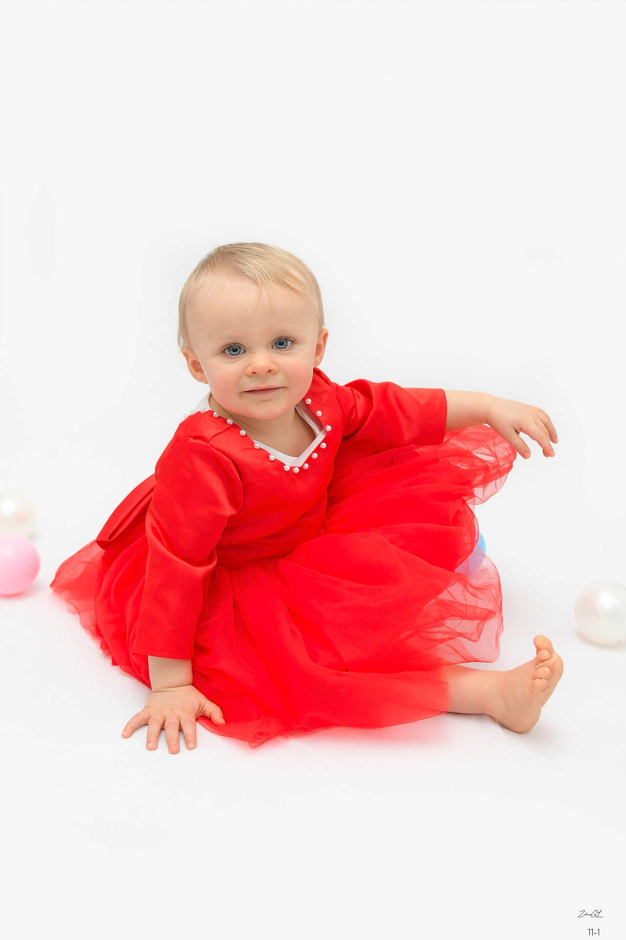Valentine a rejoint le concours — aidez-le/la à gagner de superbes lots ! toddler, child, baby, red_dress, blue_eyes, sitting, white_background, playful, cute, portrait, soft_lighting, studio_photo, smiling, innocent, ball, tulle, fashion, happy, one_person, barefoot