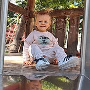 Valentine a rejoint le concours — aidez-le/la à gagner de superbes lots ! casual, child, clothing, cute, daylight, fun, happy, outdoor, park, person, pigtails, play, playground, reflection, slide, smiling, sneakers, toddler, trees, wood