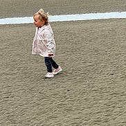 Valentine a rejoint le concours — aidez-le/la à gagner de superbes lots ! child, toddler, sand, beach, walking, jacket, pink_shoes, outdoor, casual_clothing, young_child, footwear, nature, side_view, small_person, daylight, texture, ground, person, apparel, adventure
