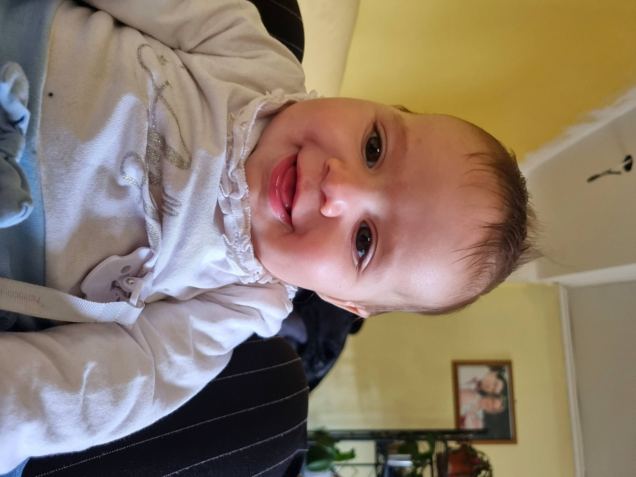 Romane a rejoint le concours — aidez-le/la à gagner de superbes lots ! arm, baby, baby_laughing, baby_toddler_clothing, blurred, cheek, child, comfort, dress, eye, happy, human_body, iris, joy, lip, nose, person, sleeve, smile, suit