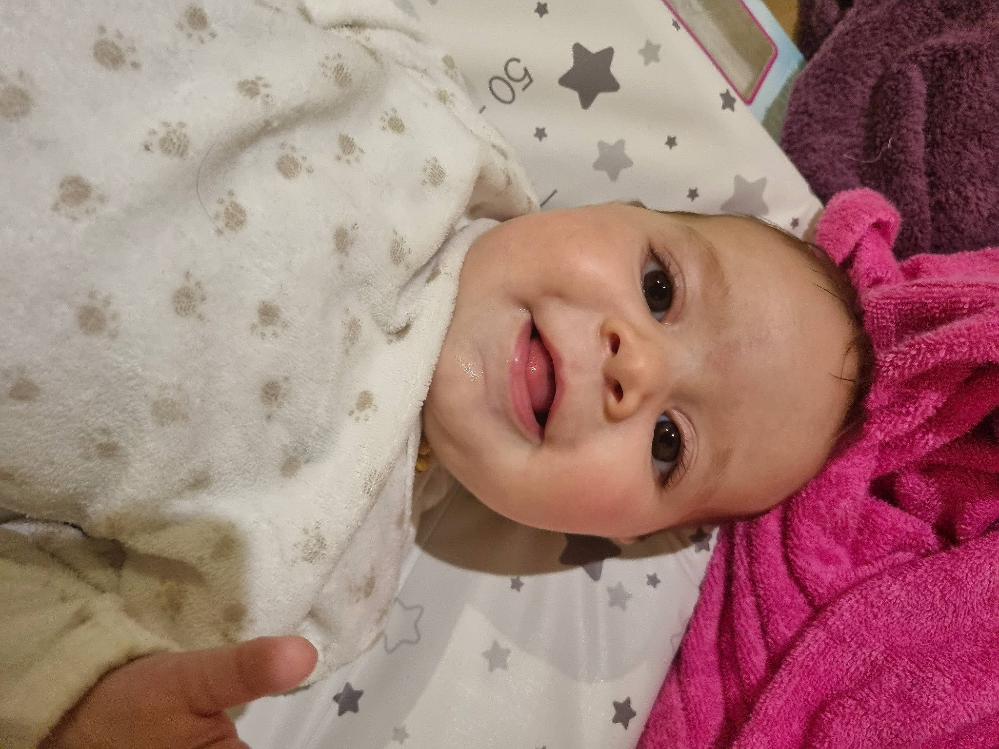 Romane a rejoint le concours — aidez-le/la à gagner de superbes lots ! baby, baby_toddler_clothing, cheek, child, chin, comfort, eye, eyebrow, eyelash, face, happy, iris, lip, mouth, nose, pattern, person, skin, sleeve, smile