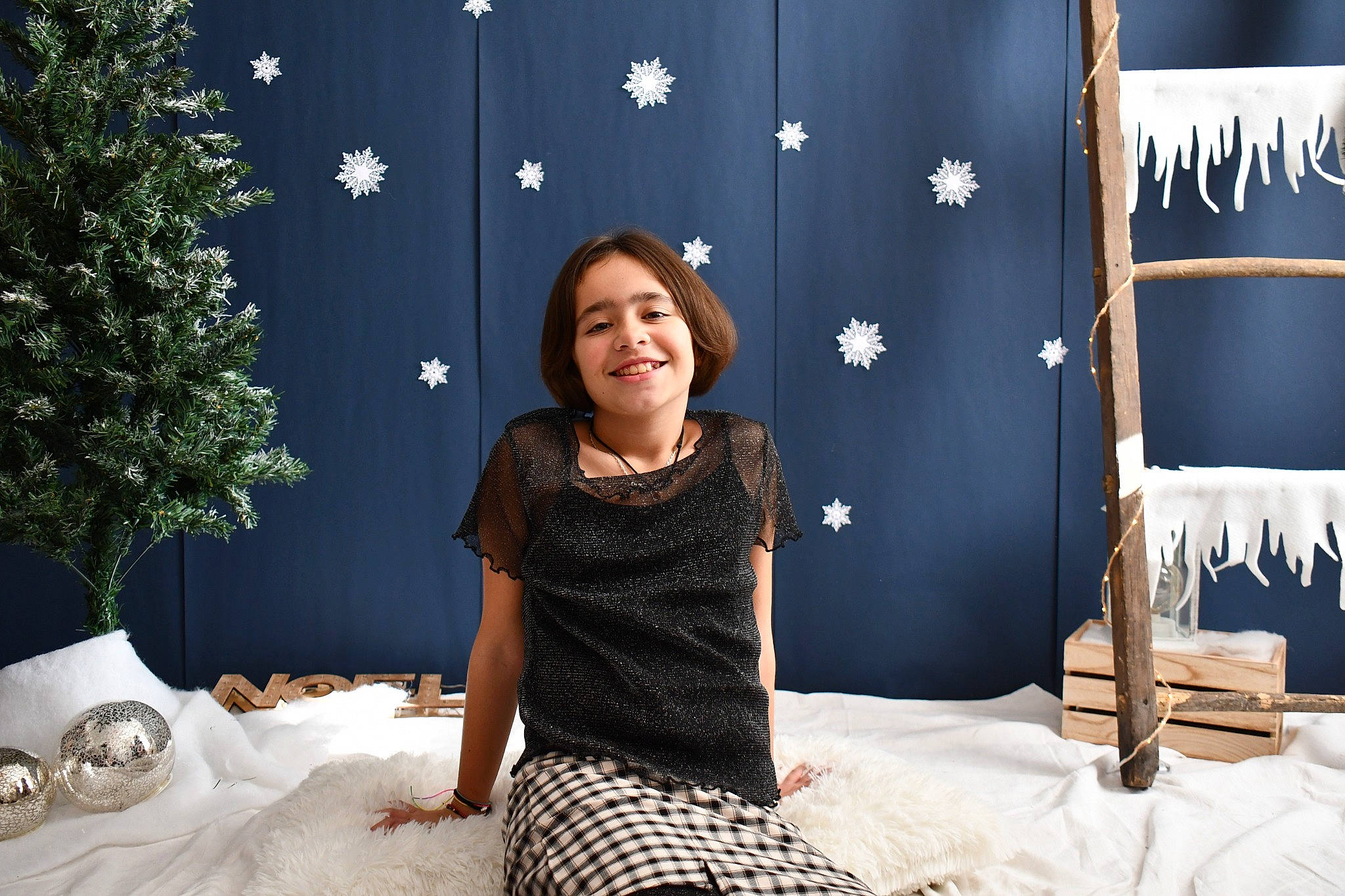 Océane participe au concours pour gagner de l'argent avec cette photo : christmas_tree, comfort, decoration, design, electric_blue, event, fashion, fashion_design, flag_of_the_united_states, happy, interior_design, joy, linens, pattern, people, person, photograph, room, sleeve, smile
