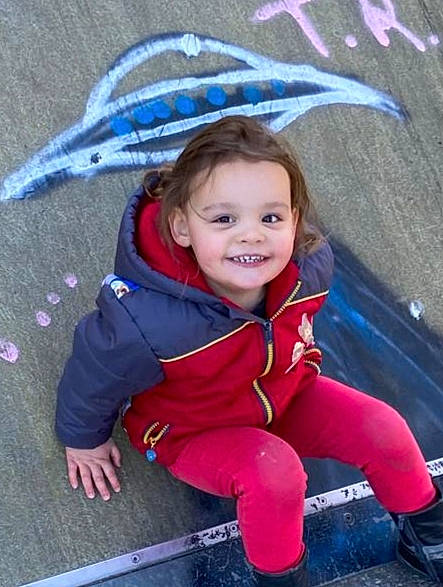 Victorine a rejoint le concours — aidez-le/la à gagner de superbes lots ! automotive_tire, child, electric_blue, face, fashion_accessory, fun, grass, happy, joy, leisure, magenta, person, personal_protective_equipment, pink, play, purple, recreation, sitting, smile, toddler