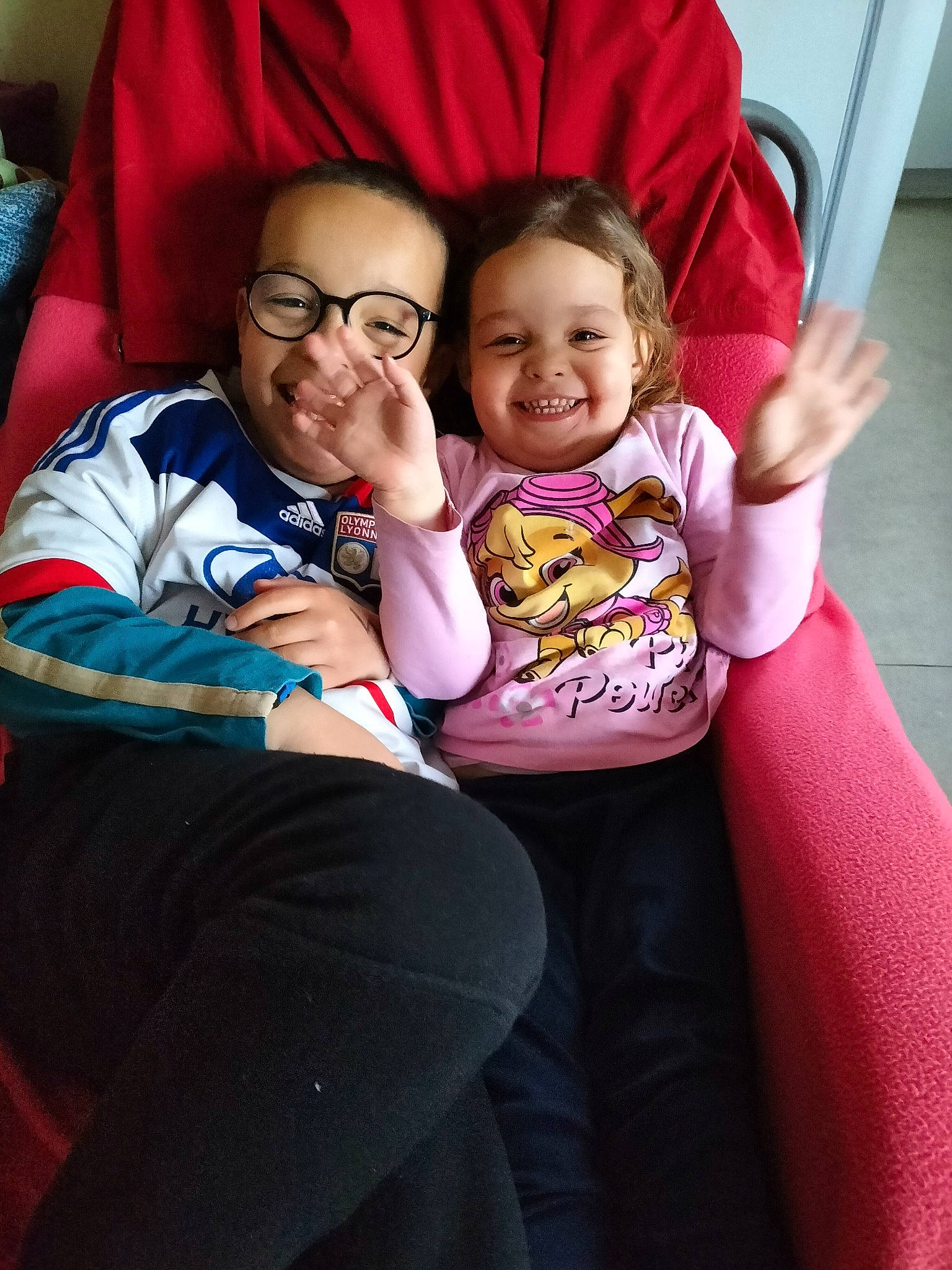 Victorine a rejoint le concours — aidez-le/la à gagner de superbes lots ! baby_toddler_clothing, comfort, finger, fun, gesture, glasses, happy, head, joy, lap, leg, leisure, magenta, mouth, organ, person, pink, red, smile, t_shirt