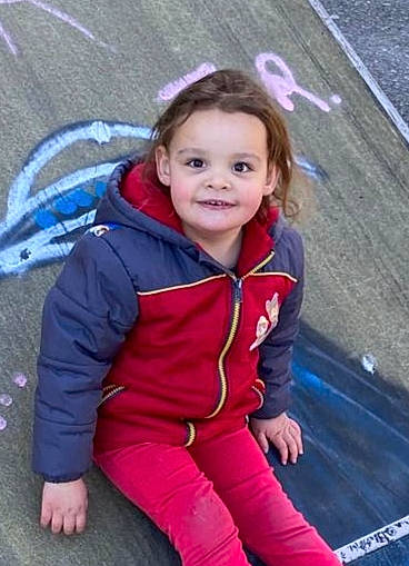 Victorine a rejoint le concours — aidez-le/la à gagner de superbes lots ! baby_toddler_clothing, child, electric_blue, eye, fashion_accessory, fun, grass, happy, head, joy, leisure, magenta, person, personal_protective_equipment, pink, play, recreation, sleeve, smile, toddler