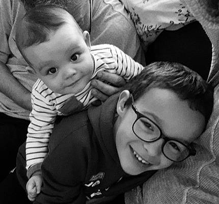 Clement participe au concours pour gagner de l'argent avec cette photo : baby, black_and_white, cheek, child, fun, gesture, glasses, happy, hug, joy, laugh, monochrome, monochrome_photography, people, person, photograph, photography, portrait_photography, sibling, smile