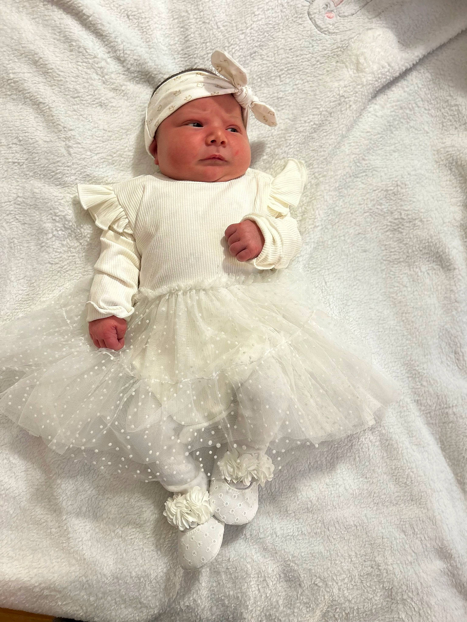 Mencia a rejoint le concours — aidez-le/la à gagner de superbes lots ! art, baby, baby_products, baby_sleeping, baby_toddler_clothing, child, comfort, face, fur, hat, head, headgear, linens, peach, person, room, sitting, sleeve, toddler, winter