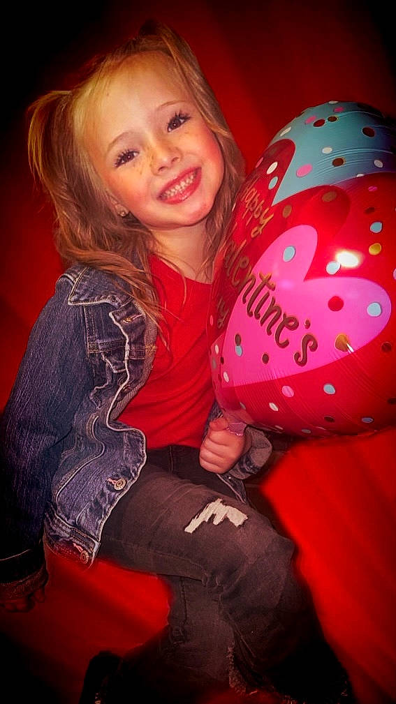 Annalee is registered to the contest to win money with this photo: beauty, blond, child, cool, event, eye, facial_expression, flash_photography, fun, hairstyle, happy, head, human_leg, joy, lip, magenta, person, pink, sleeve, smile