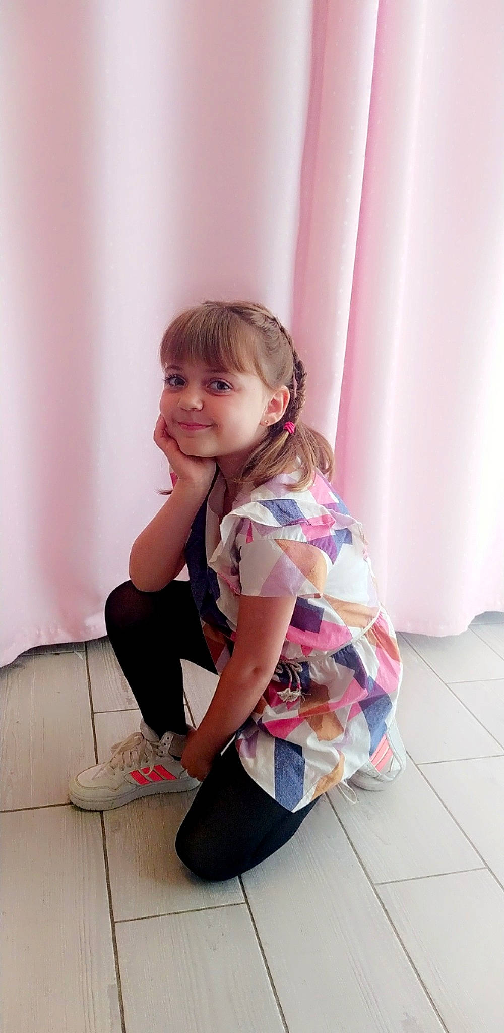 Laly a rejoint le concours — aidez-le/la à gagner de superbes lots ! bag, bangs, child, elbow, flash_photography, flooring, happy, human_leg, joy, knee, leg, long_hair, magenta, person, pink, shoulder, skin, sleeve, smile, sneakers