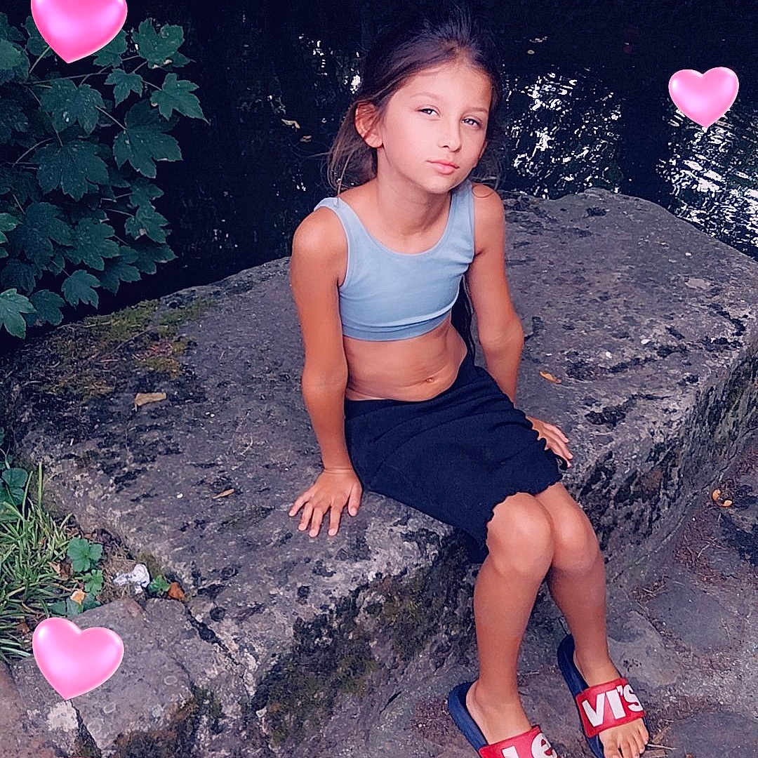 Teina participe au concours pour gagner de l'argent avec cette photo : balloon, child, clothing, dress, face, female, flower, footwear, girl, head, person, petal, photography, plant, portrait, purple, sandal, shoe, shorts, sitting