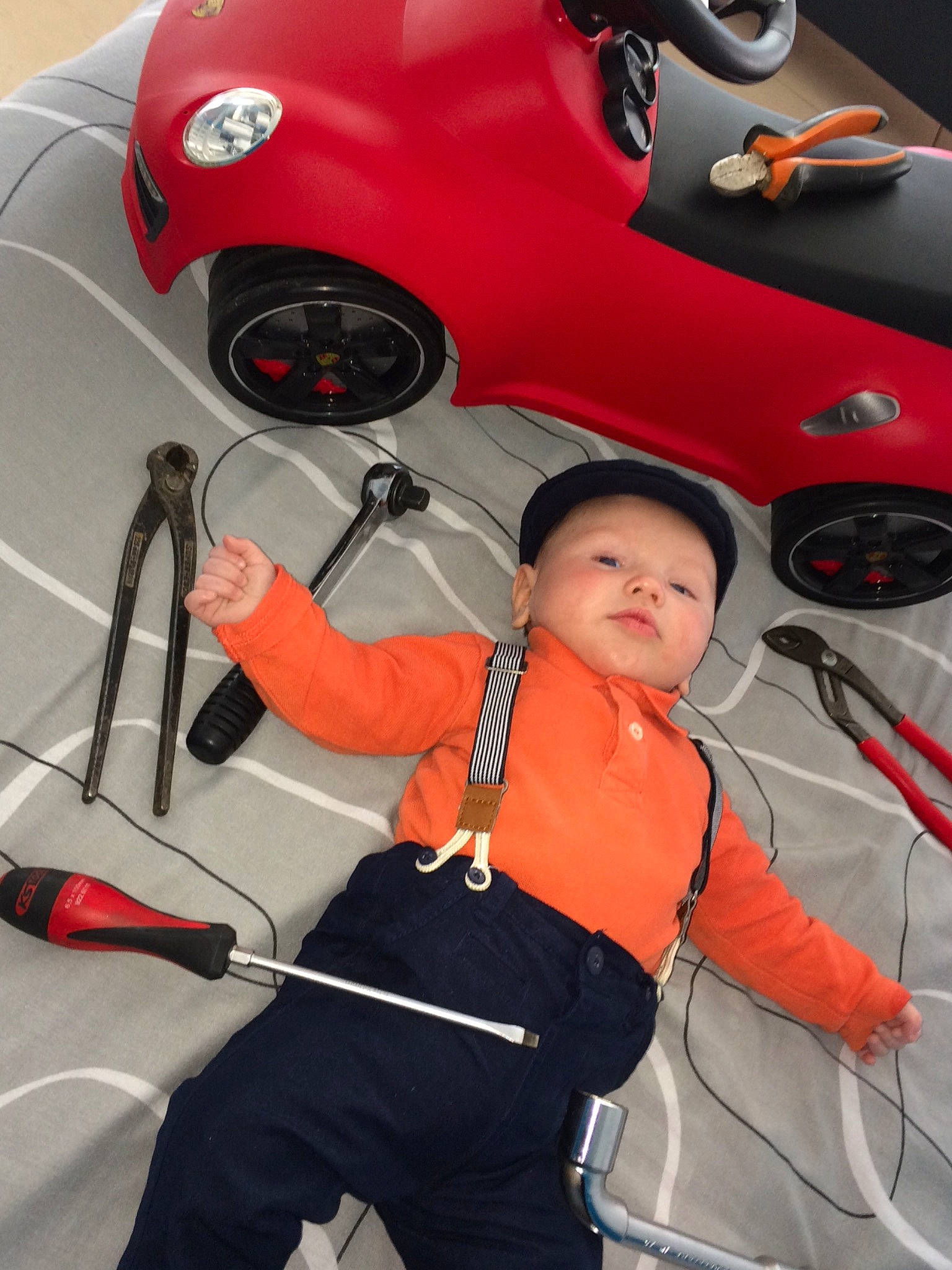 Keysson participe au concours pour gagner de l'argent avec cette photo : child, headwear, helmet, person, personal_protective_equipment, red, vehicle