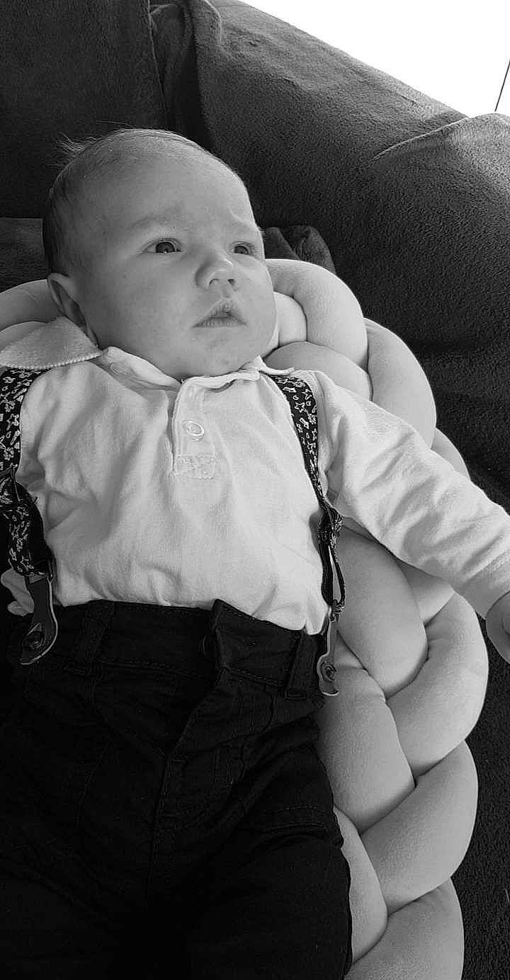 Keysson a rejoint le concours — aidez-le/la à gagner de superbes lots ! abdomen, arm, baby, black, black_and_white, cheek, child, eye, face, head, monochrome, monochrome_photography, nose, person, photography, sitting, skin, stock_photography, style, toddler