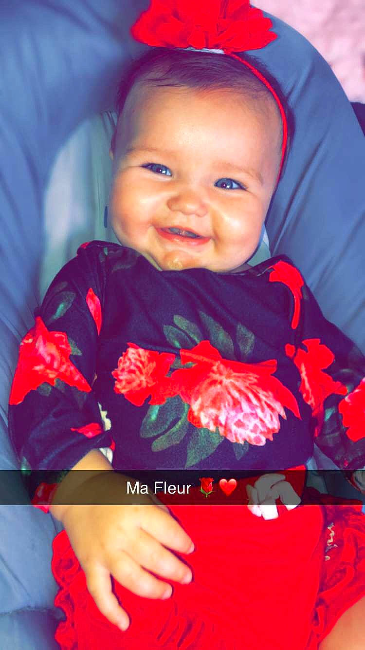 Lyana participe au concours pour gagner de l'argent avec cette photo : baby_toddler_clothing, cheek, chin, comfort, eyebrow, face, hand, happy, head, headwear, human_body, iris, joy, lip, mouth, nose, orange, organ, person, pink