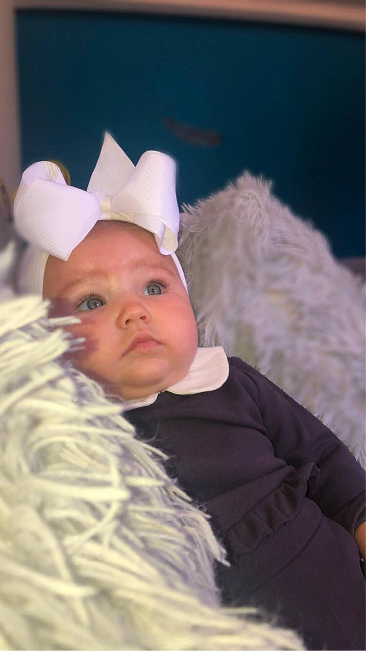Lyana participe au concours pour gagner de l'argent avec cette photo : baby, baby_toddler_clothing, cheek, christmas, costume_hat, event, eye, eyebrow, fashion_accessory, fun, fur, happy, hat, headband, headgear, headpiece, iris, person, sleeve, toddler