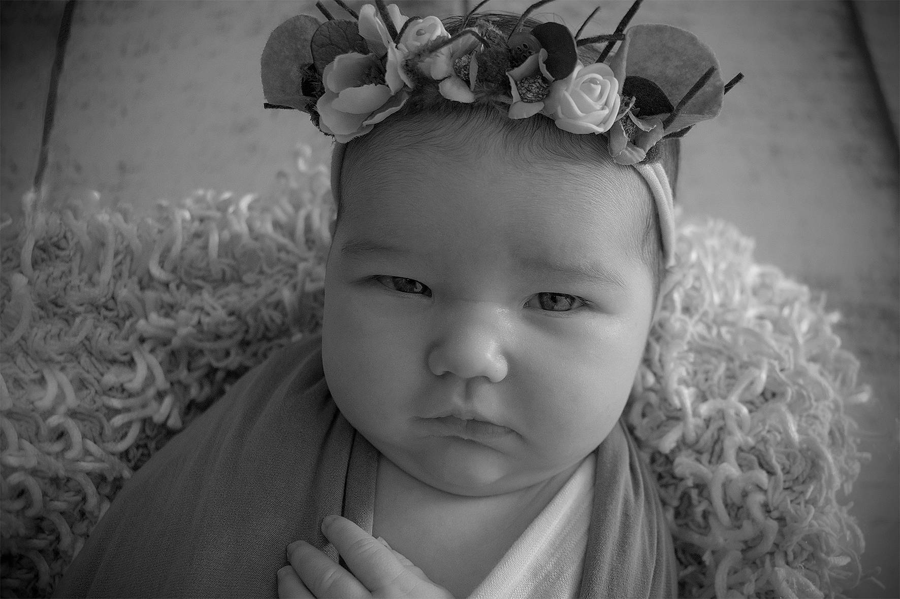 Lyana a rejoint le concours — aidez-le/la à gagner de superbes lots ! baby, baby_toddler_clothing, black_and_white, eyelash, facial_expression, flash_photography, grass, happy, headband, headgear, iris, lip, organ, person, petal, photograph, plant, skin, smile, style