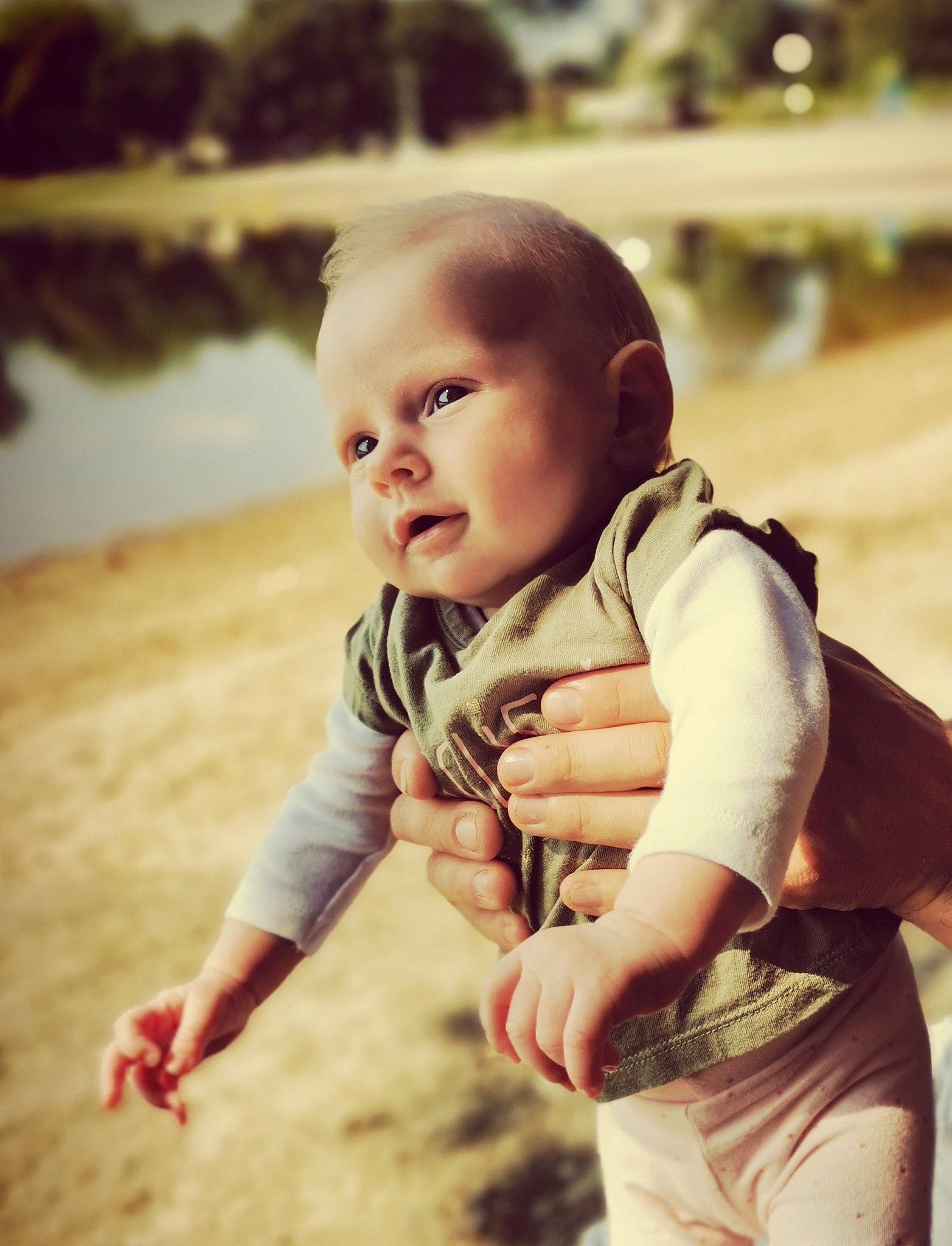 Lya participe au concours pour gagner de l'argent avec cette photo : baby, cheek, child, eye, face, happy, people, person, photograph, photography, play, skin, sleeve, smile, toddler, vacation