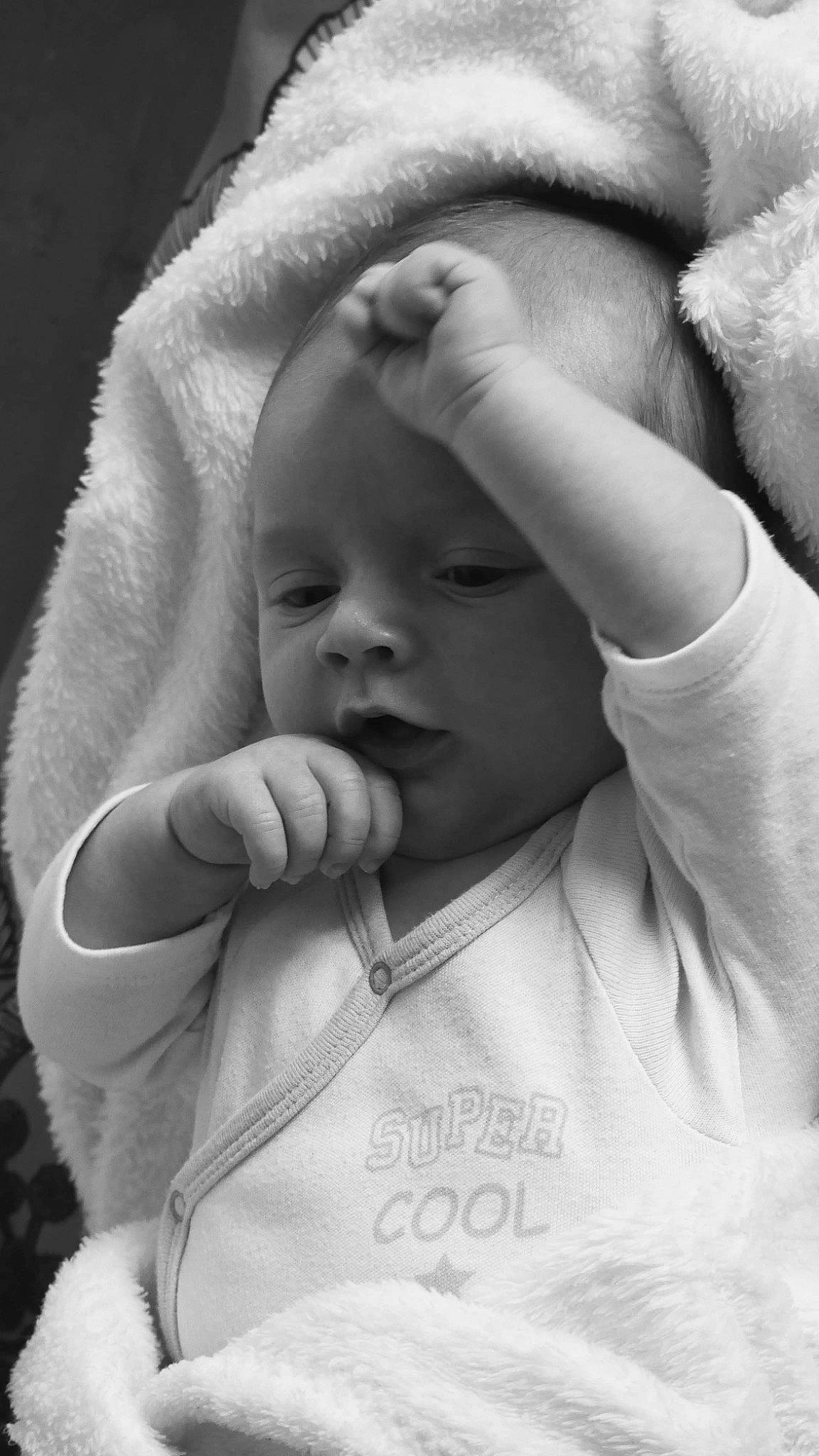 Luca a rejoint le concours — aidez-le/la à gagner de superbes lots ! arm, baby, black, cheek, comfort, eye, eyebrow, gesture, hand, happy, head, human_body, iris, lip, mouth, nose, person, photograph, skin, sleeve