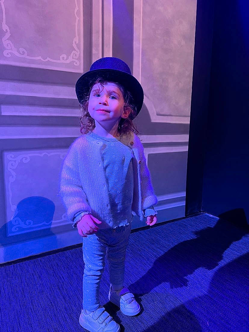 Ilyana participe au concours pour gagner de l'argent avec cette photo : blue, child, curtain, electric_blue, entertainment, event, fashion_accessory, fashion_design, flooring, formal_wear, fun, happy, hat, magenta, performing_arts, person, pink, purple, sun_hat, toddler