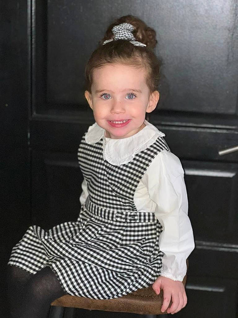 Ilyana a rejoint le concours — aidez-le/la à gagner de superbes lots ! baby_toddler_clothing, child, day_dress, dress, embellishment, fashion_accessory, fashion_design, flash_photography, formal_wear, happy, headpiece, jewellery, joy, monochrome_photography, neck, one_piece_garment, pattern, person, sleeve, smile