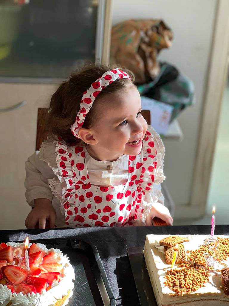 Ilyana a rejoint le concours — aidez-le/la à gagner de superbes lots ! baby_toddler_clothing, baked_goods, baking, birthday, birthday_cake, cake, cake_decorating, candle, cuisine, dessert, dish, event, food, hat, peach, person, petal, sugar_cake, sweetness, tableware