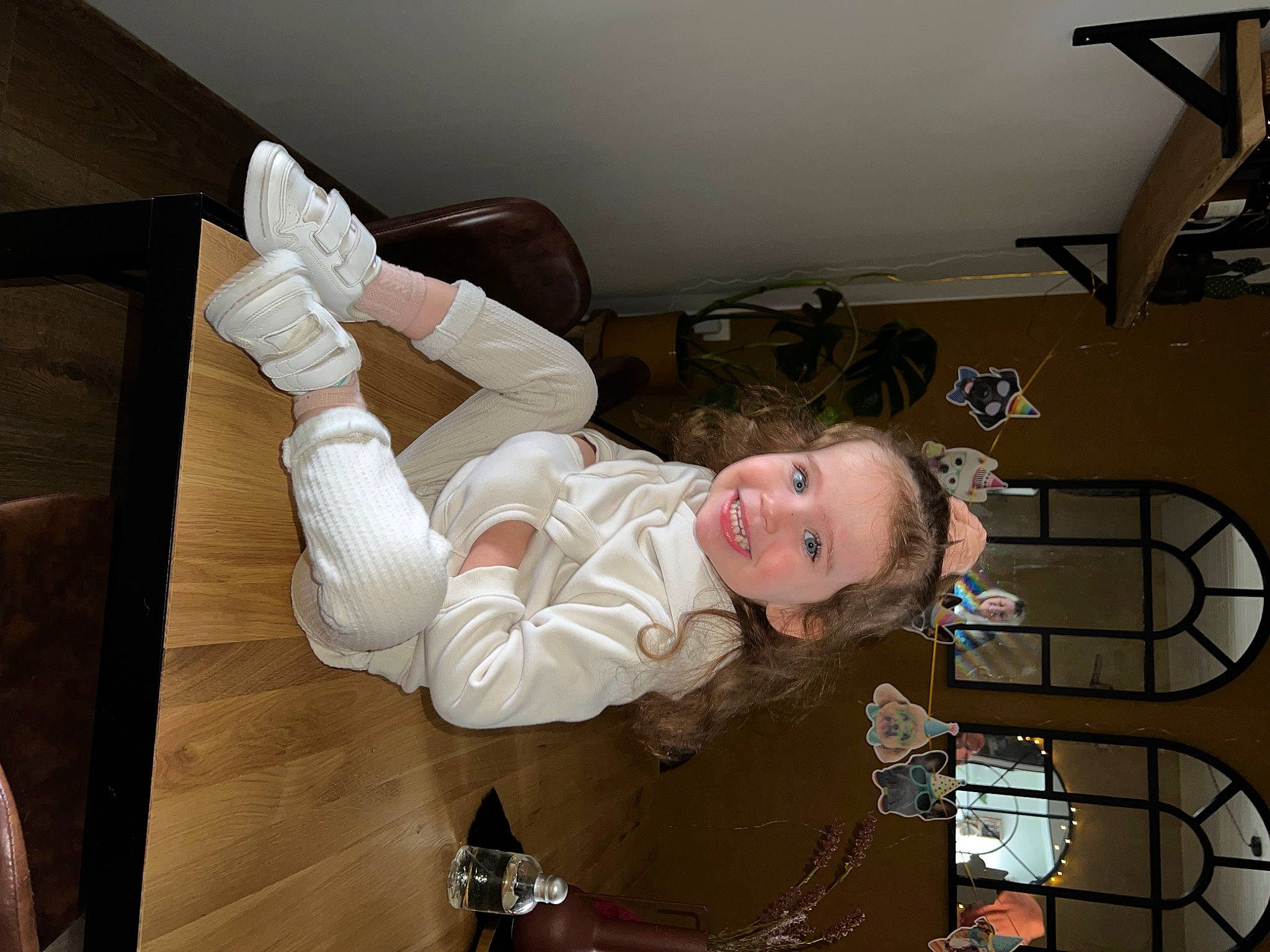Ilyana a rejoint le concours — aidez-le/la à gagner de superbes lots ! child, comfort, elbow, flesh, flooring, fun, human_leg, joy, knee, mouth, person, room, smile, thigh, toddler