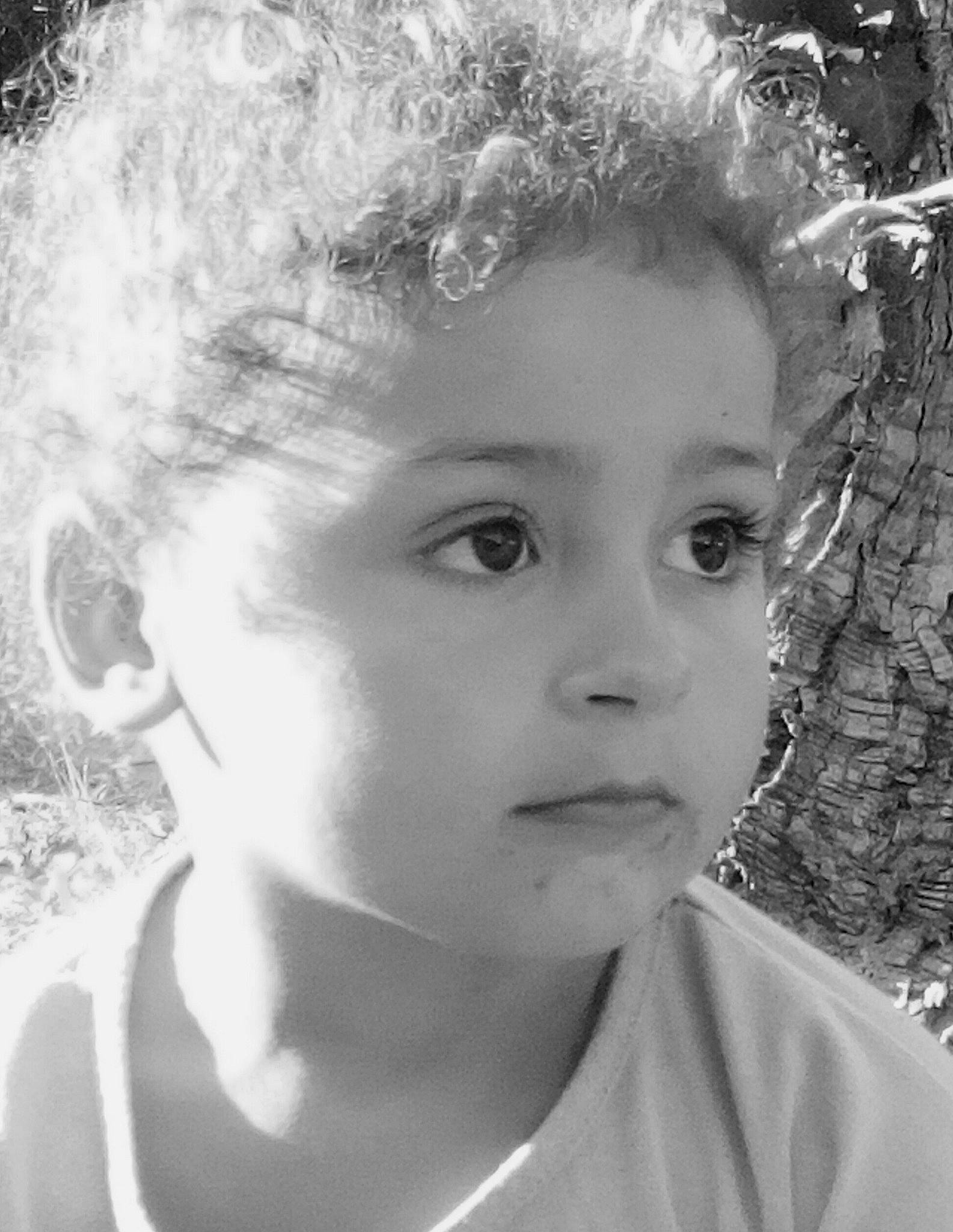 Amel participe au concours pour gagner de l'argent avec cette photo : black, black_and_white, cheek, cool, eyebrow, eyelash, flash_photography, forehead, hair, hairstyle, happy, iris, leaf, lip, nose, organ, person, photograph, skin, style