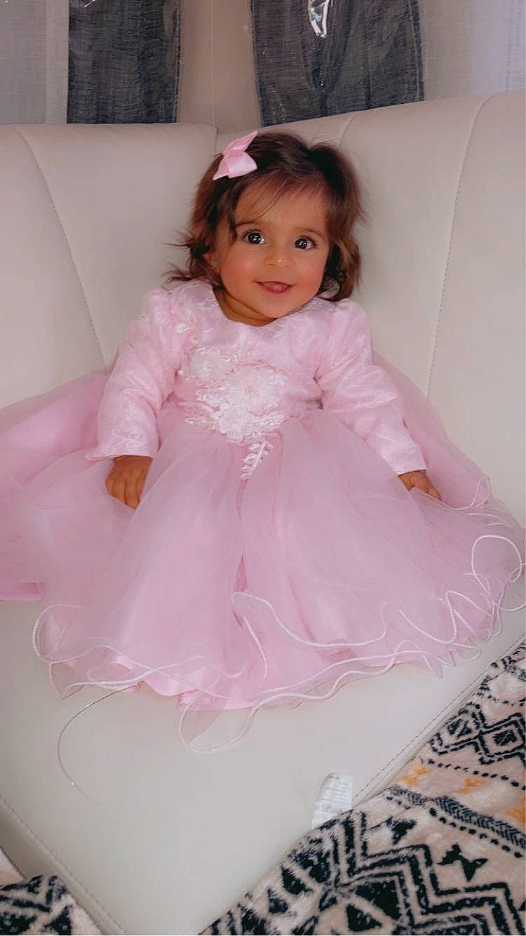 Rachel a rejoint le concours — aidez-le/la à gagner de superbes lots ! baby_toddler_clothing, beauty, child, clothing, couch, dress, embellishment, facial_expression, floor, flooring, hairstyle, happy, joy, living_room, nose, person, pink, purple, room, textile