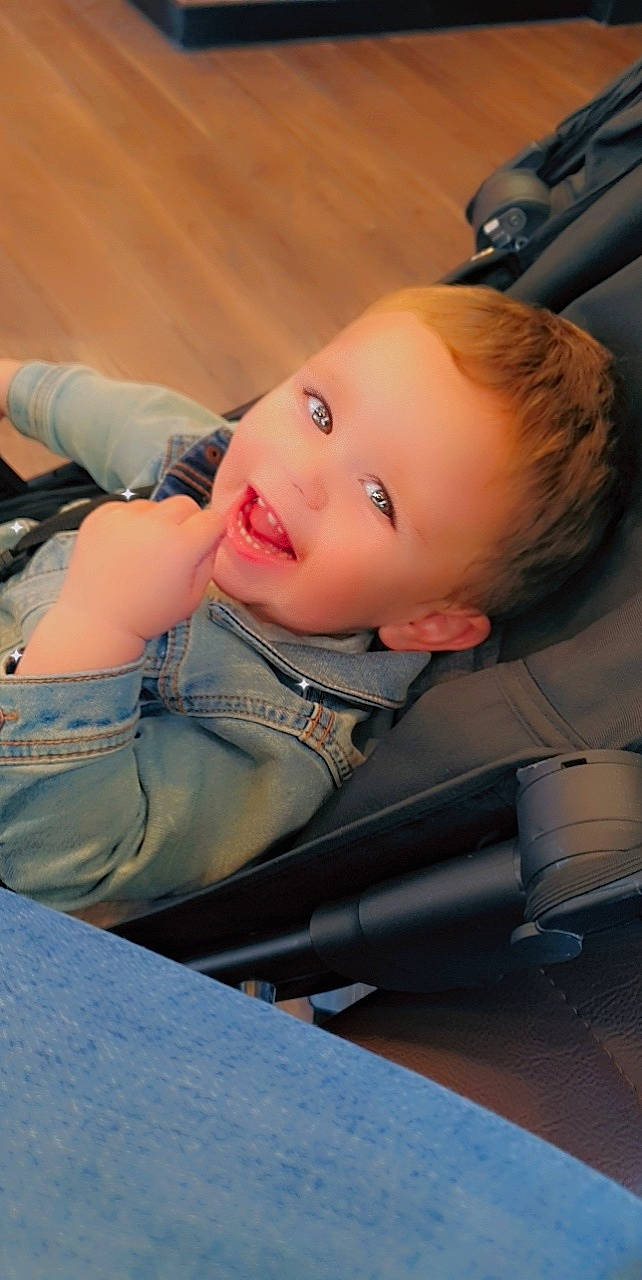 Layron a rejoint le concours — aidez-le/la à gagner de superbes lots ! baby, baby_products, baby_toddler_clothing, cheek, child, comfort, cool, eye, facial_expression, flash_photography, fun, happy, lip, mouth, nose, person, sitting, skin, smile, toddler