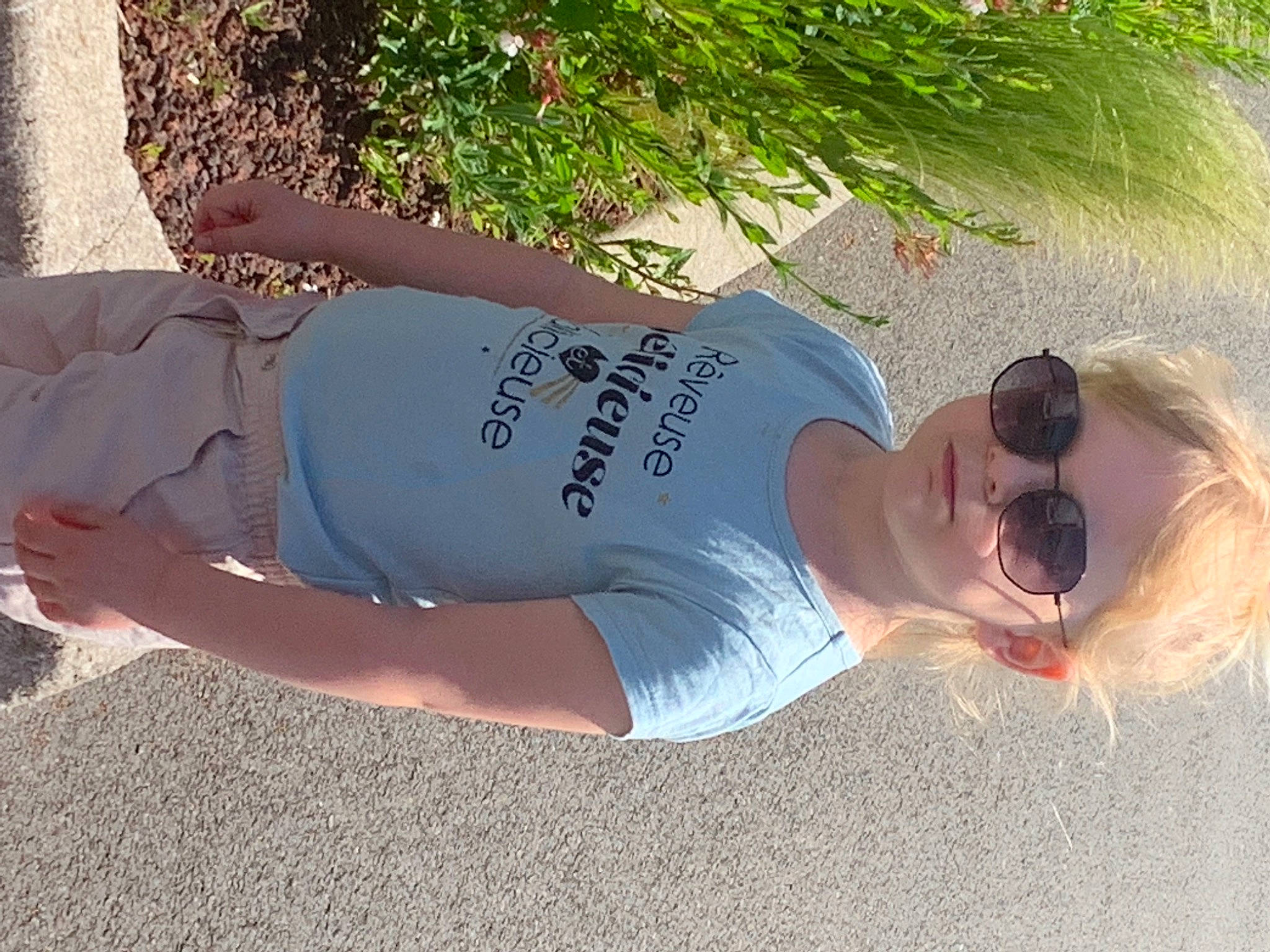 Kenza participe au concours pour gagner de l'argent avec cette photo : arm, elbow, eyewear, fun, glasses, goggles, grass, hat, human_leg, knee, leg, leisure, people_in_nature, person, plant, sleeve, sunglasses, t_shirt, thigh, trunk